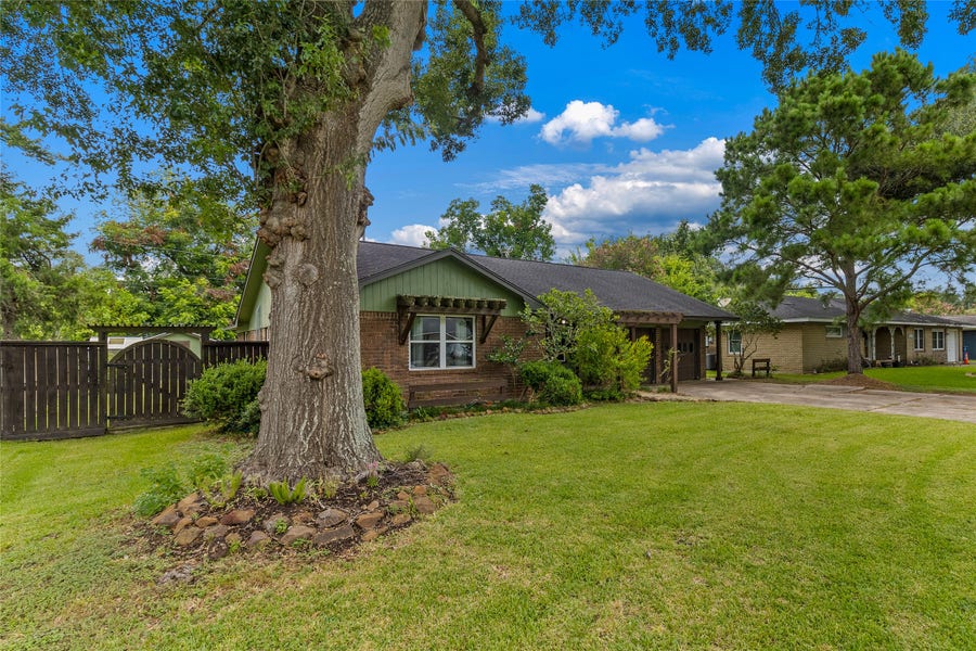 Property photo for 1413 Lawn Drive, Angleton, TX