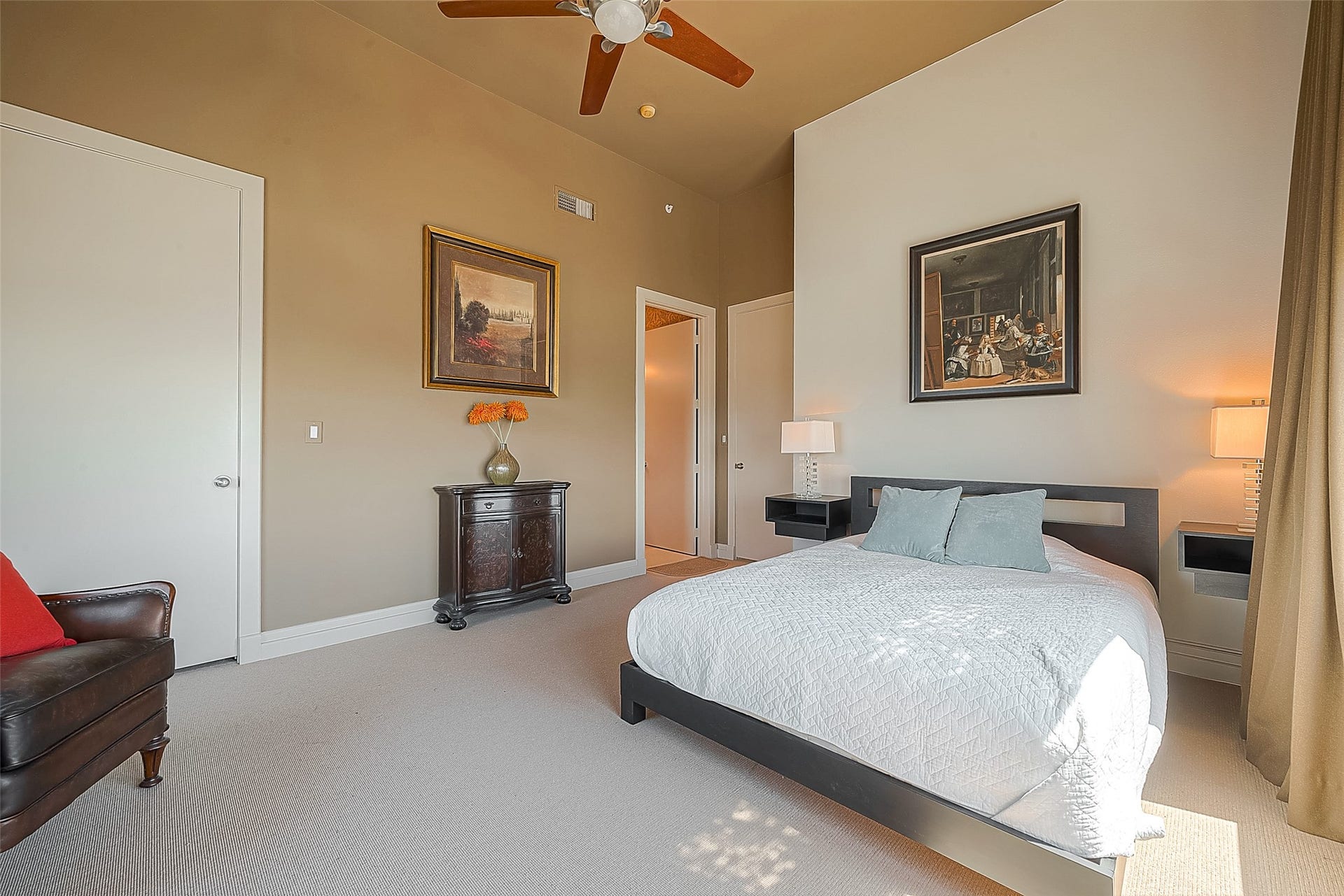 3388 Sage Road, #1601, Houston, TX 77056 Second bedroom with comfortable bathroom