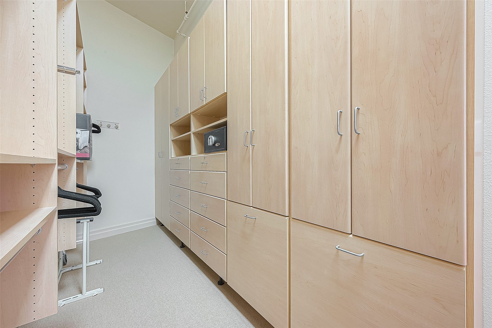 3388 Sage Road, #1601, Houston, TX 77056 Spacious walking closet in the primary bedroom