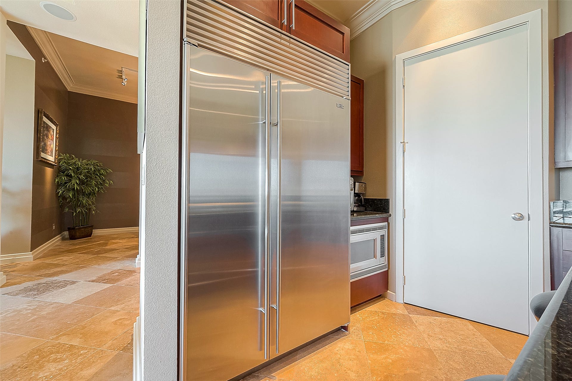 3388 Sage Road, #1601, Houston, TX 77056 Kitchen equipped with all available kitchenware