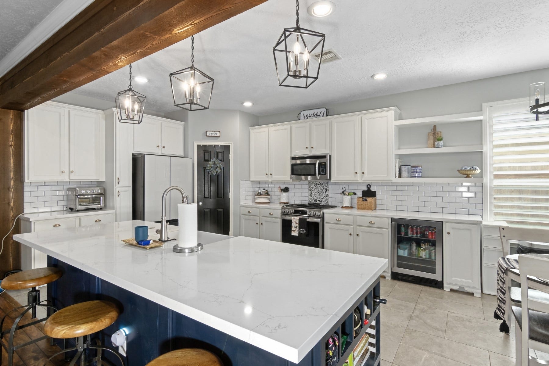 2209 Lisa Lane, Deer Park, TX 77536 Custom cabinets, wine fridge, walk in pantry.