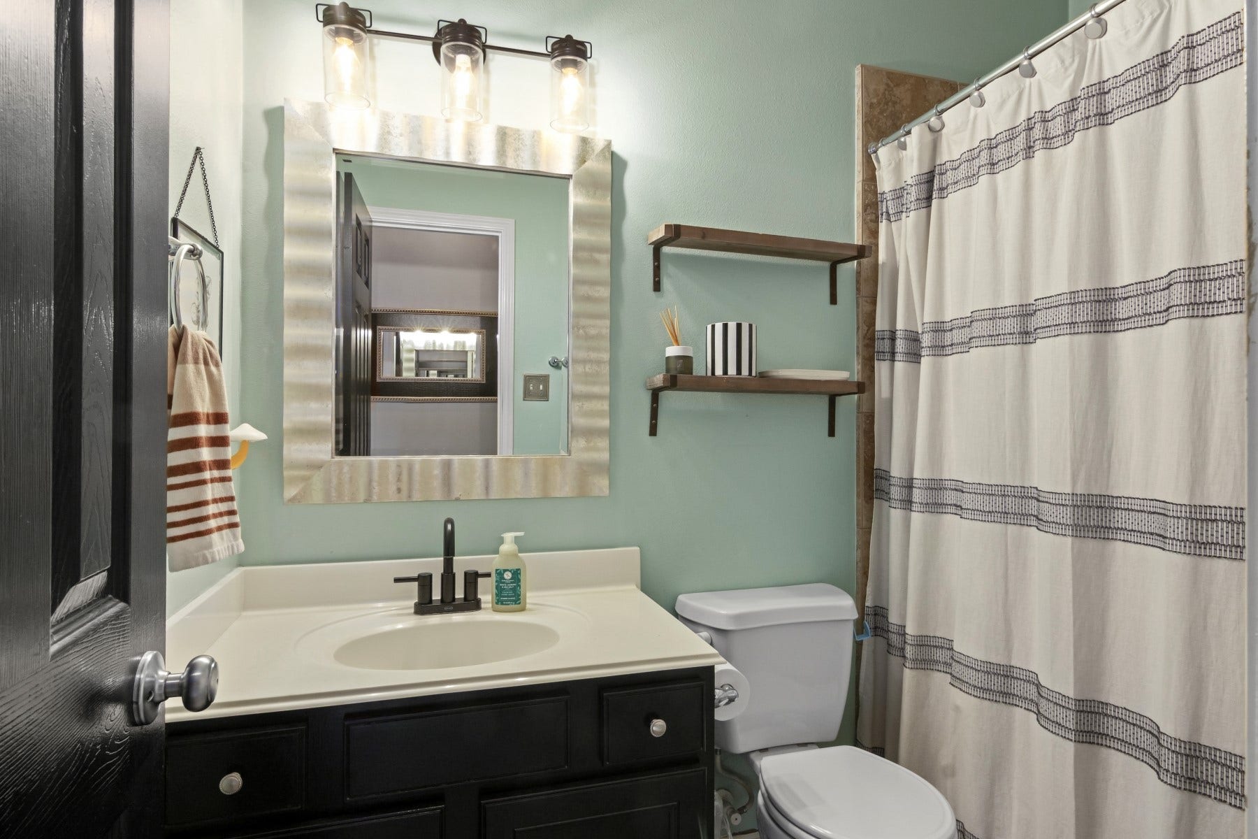 2209 Lisa Lane, Deer Park, TX 77536 Full second bath on first floor.