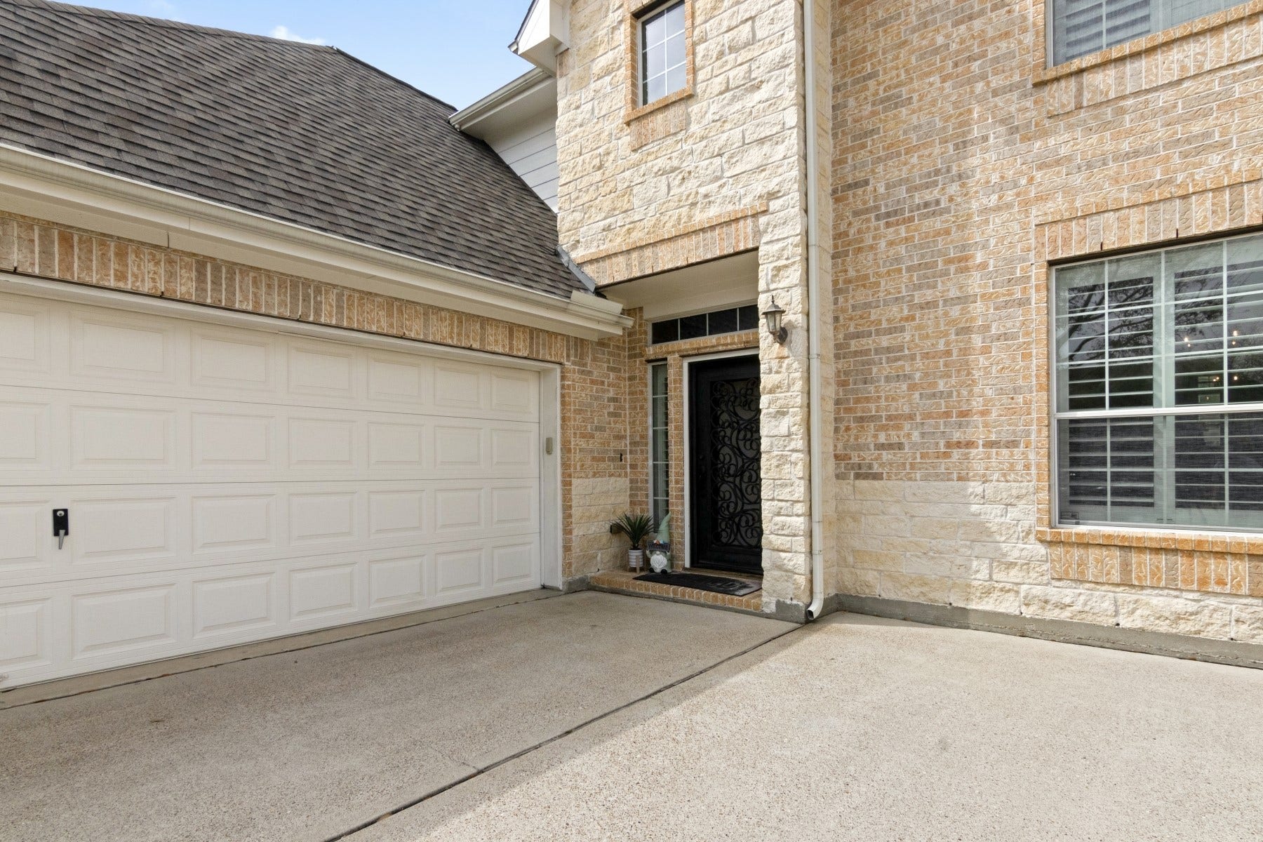 2209 Lisa Lane, Deer Park, TX 77536 Beautiful Entry Door.