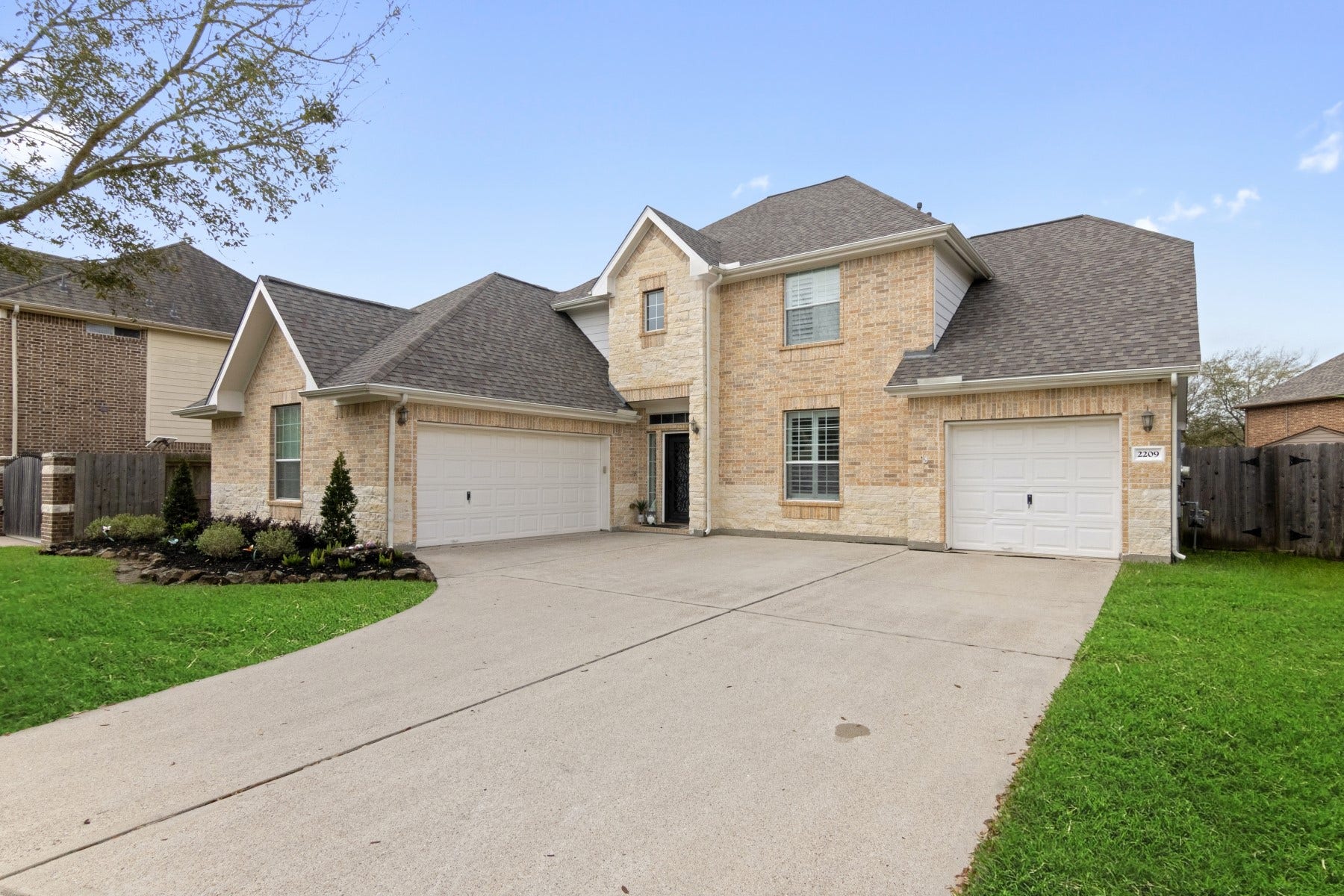 2209 Lisa Lane, Deer Park, TX 77536 Three Car Garage