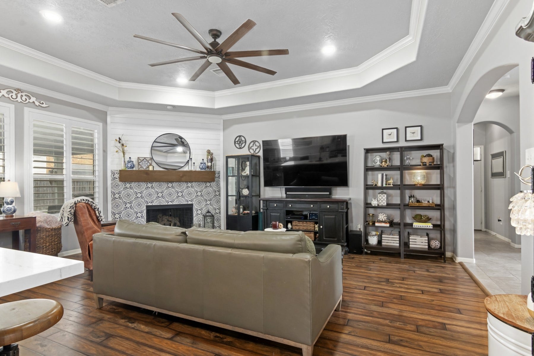 2209 Lisa Lane, Deer Park, TX 77536 Tray ceilings with crown molding.