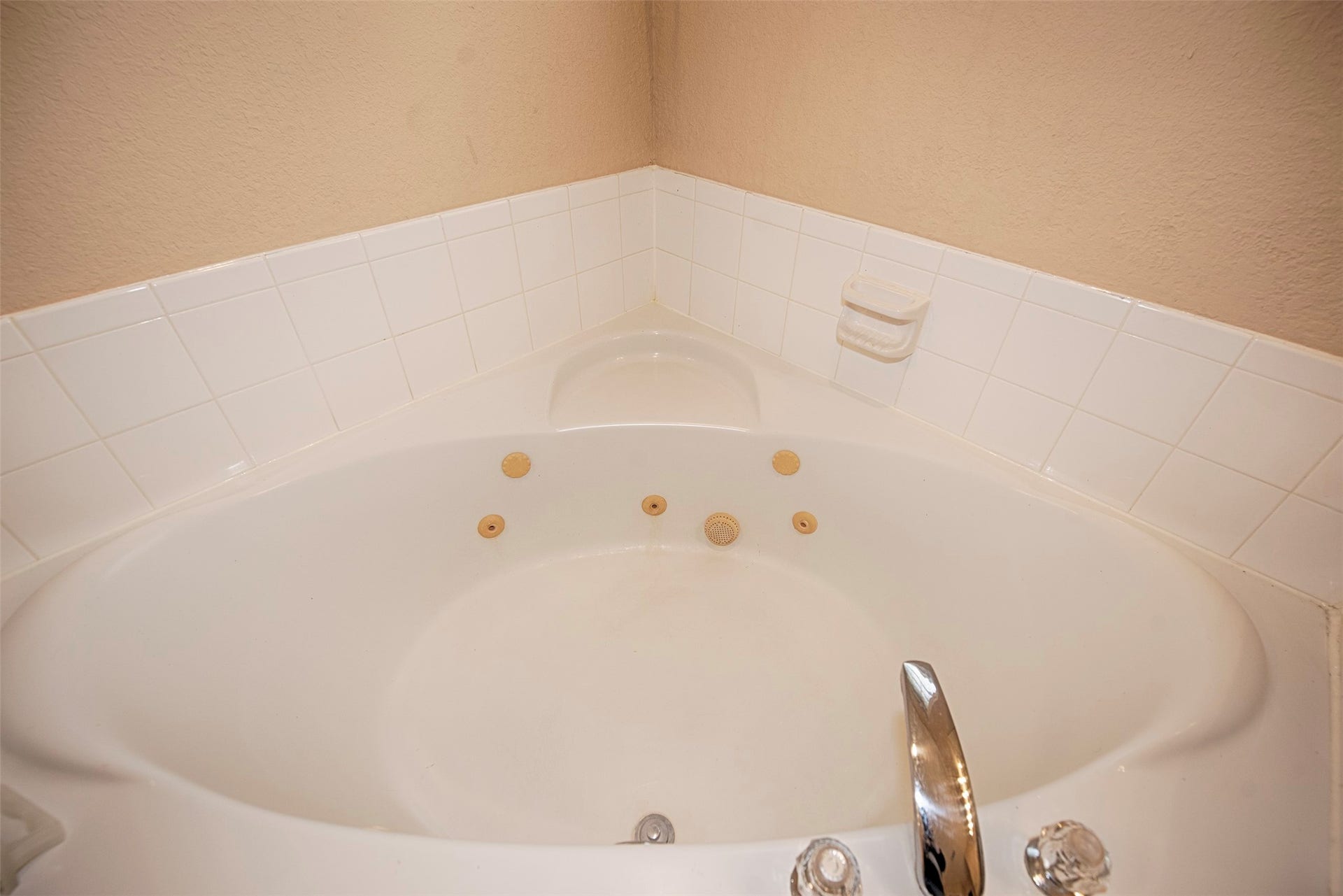 10411 Village Lake Drive, Missouri City, TX 77459 Bathroom also provides an amazing Jacuzzi tub. The perfect spot for relaxing and unwinding after a long stressful night.
