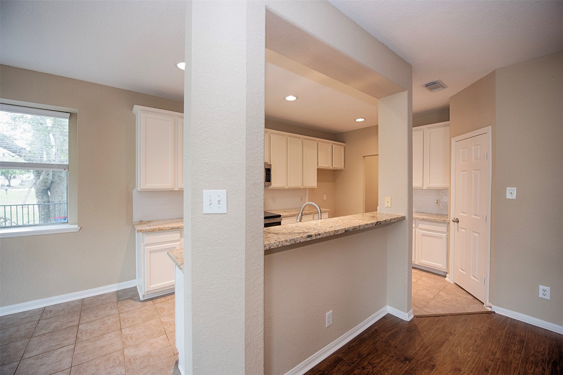 10411 Village Lake Drive, Missouri City, TX 77459 Kitchen also provides a breakfast bar to enjoy your morning coffee or meals on the go for the kids.