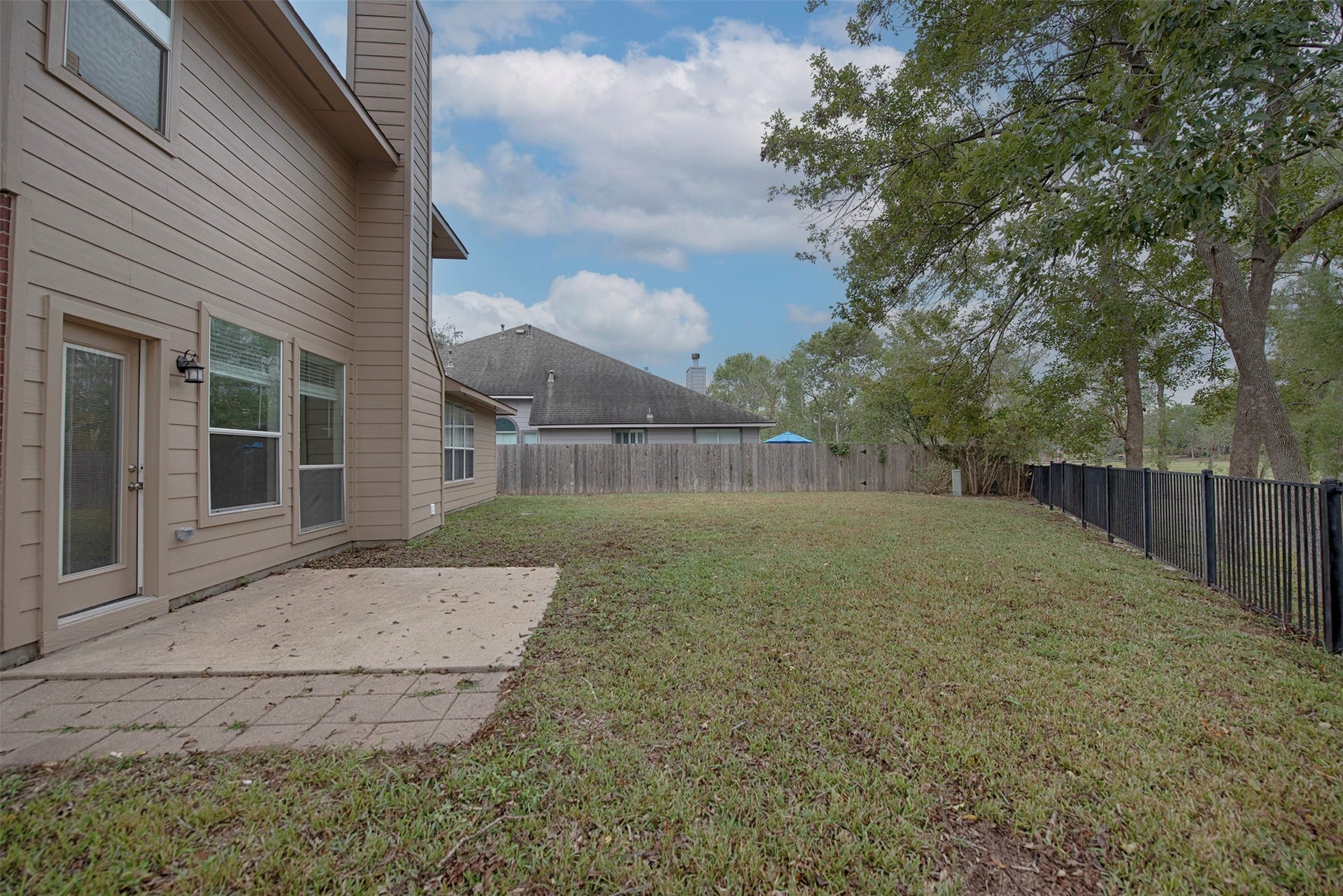 10411 Village Lake Drive, Missouri City, TX 77459 Fabulous space in the backyard for outdoor fun. This yard would easily fit a pool for next summer.