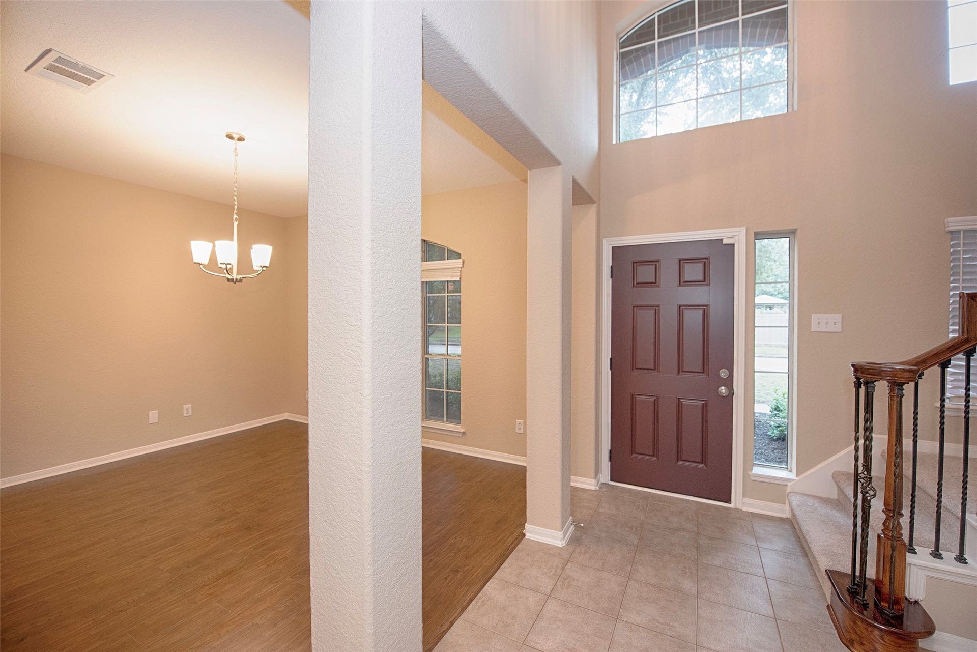 10411 Village Lake Drive, Missouri City, TX 77459 Entry to the home is the Goyer with soaring ceiling as you are greeted by the formal dining room.