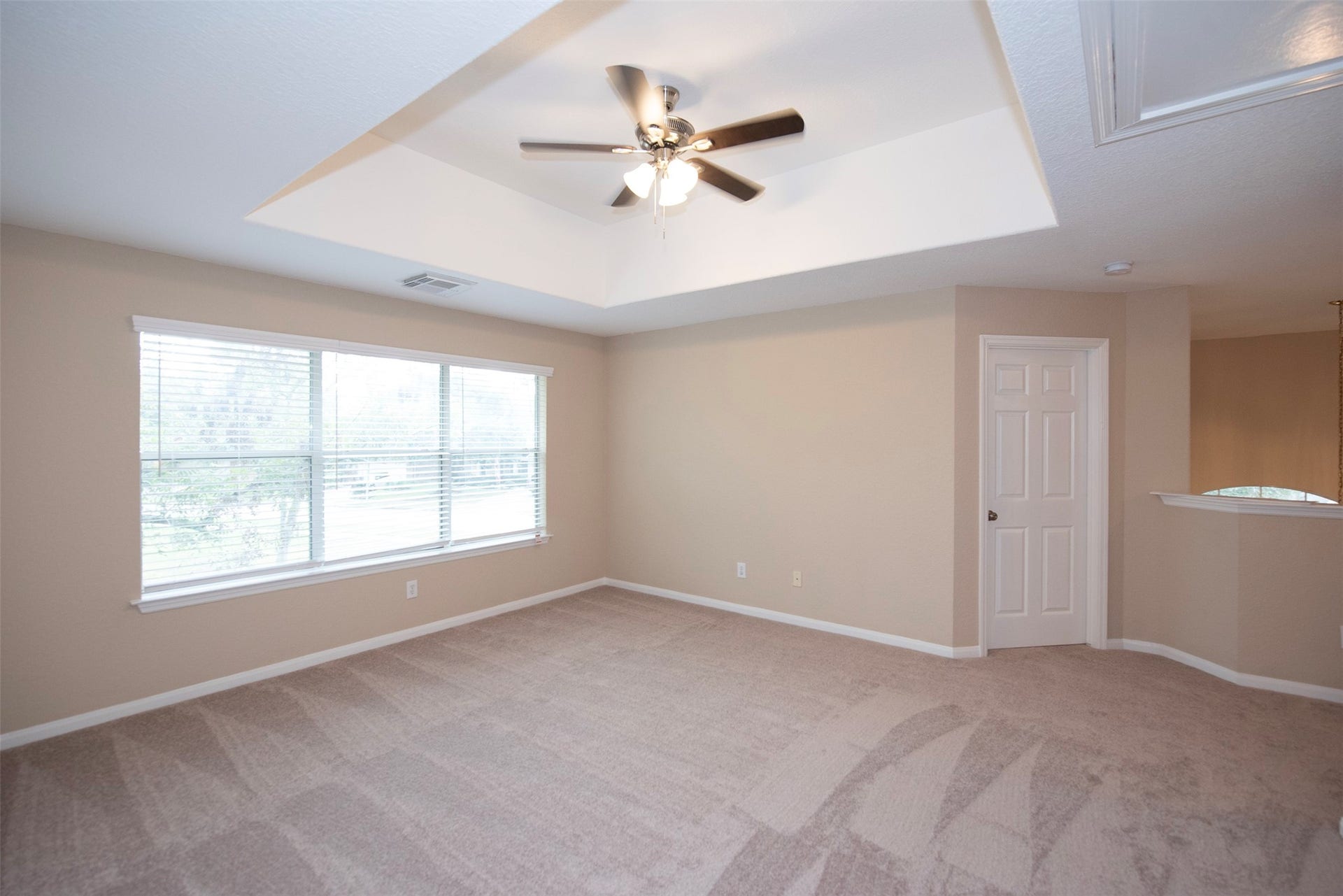 10411 Village Lake Drive, Missouri City, TX 77459 Game room features amazing deep tray celling. This is the perfect area to set up a gaming space or even a home gym or home office. There are endless possibilities.