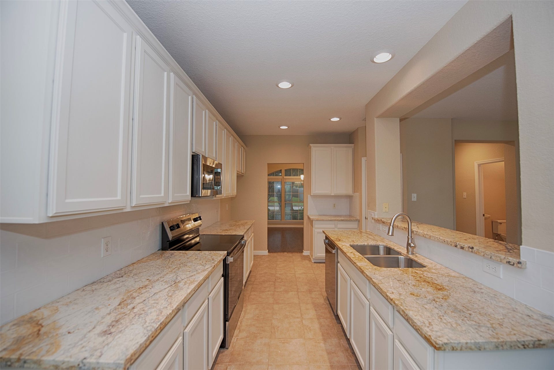10411 Village Lake Drive, Missouri City, TX 77459 As your approach the casual dining area a view of the kitchen with easy access to the formal dining room.