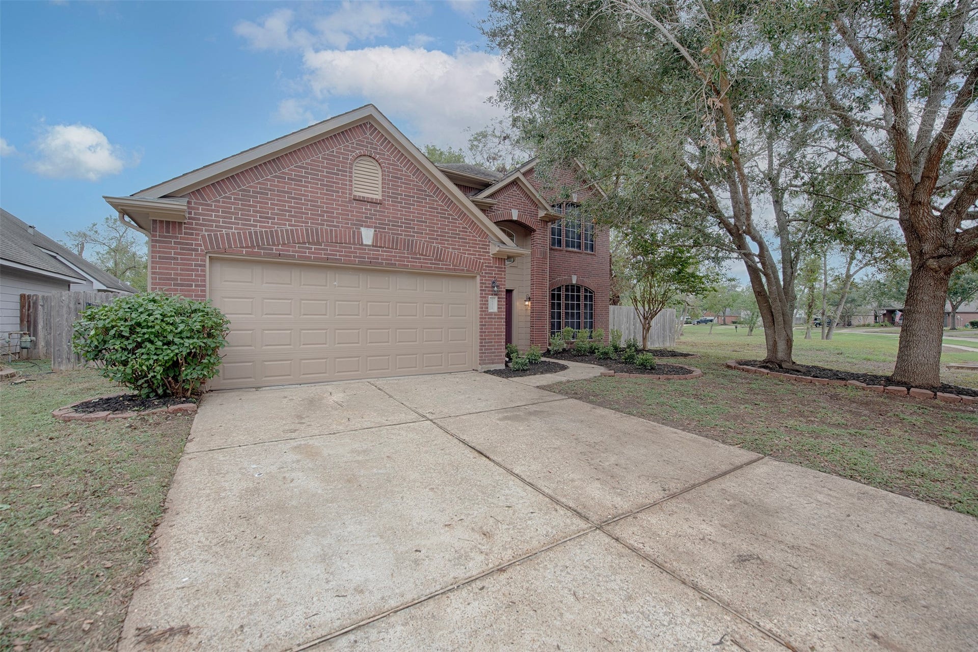 10411 Village Lake Drive, Missouri City, TX 77459 Home features great elevation and terrific additional parking for your guests outside the garage when entertaining.