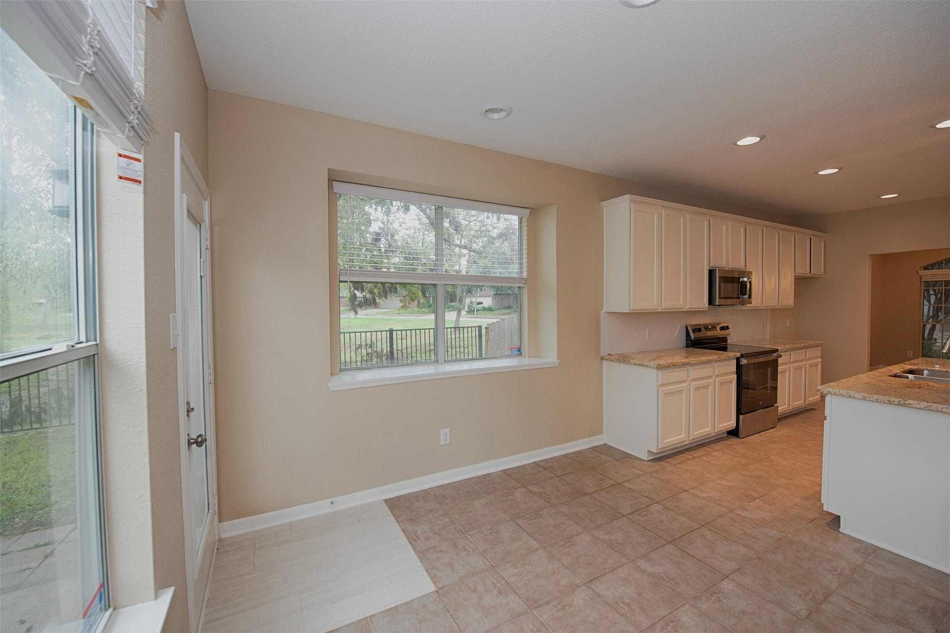 10411 Village Lake Drive, Missouri City, TX 77459 Spacious casual dining area at the end of the kitchen for your family meals.