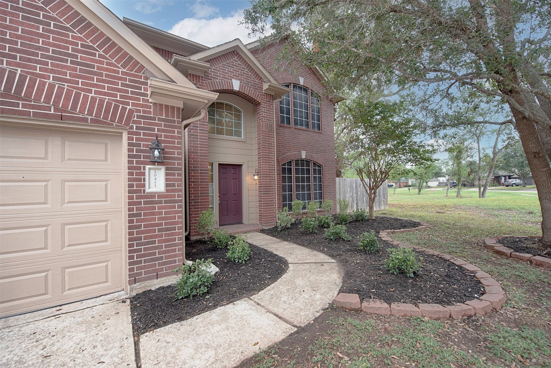 10411 Village Lake Drive, Missouri City, TX 77459 Wonderful curb appeal and welcoming entry for your guests along the driveway.