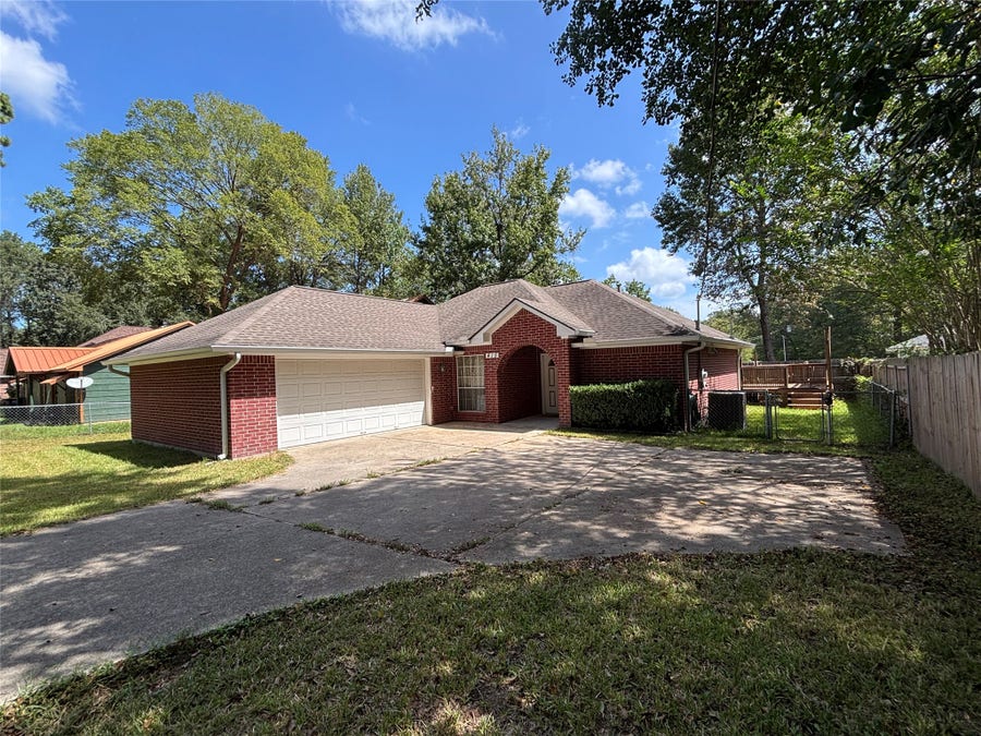 Property photo for 415 Shawnee Drive, Conroe, TX