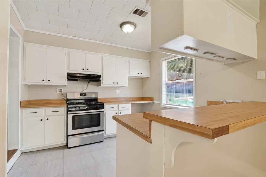 Property photo for 602 Parkway Street, Baytown, TX