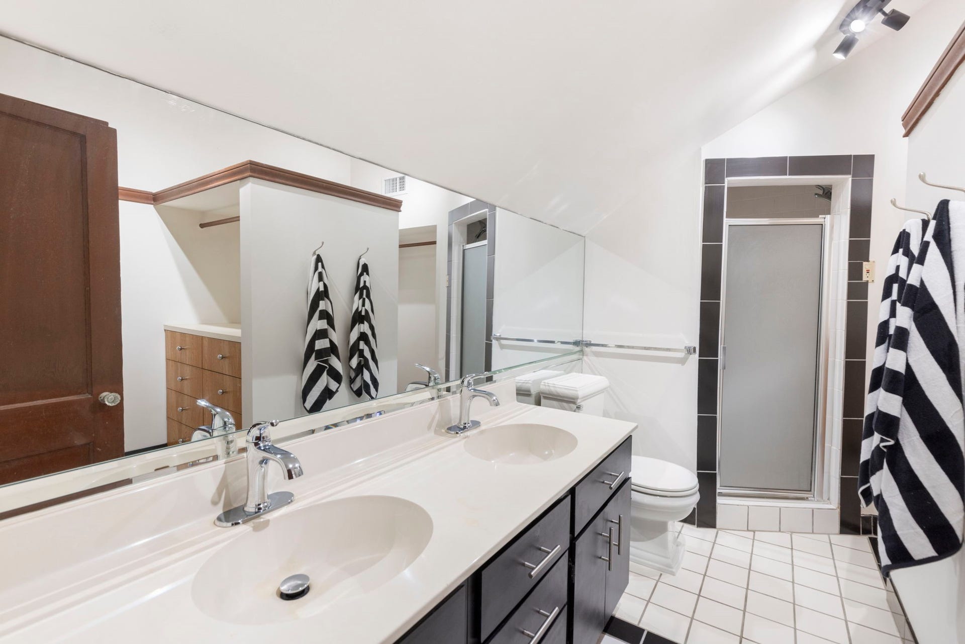 505 Harvard Street, Houston, TX 77007 Full bath adjacent to loft with dressing area built in storage/closet.