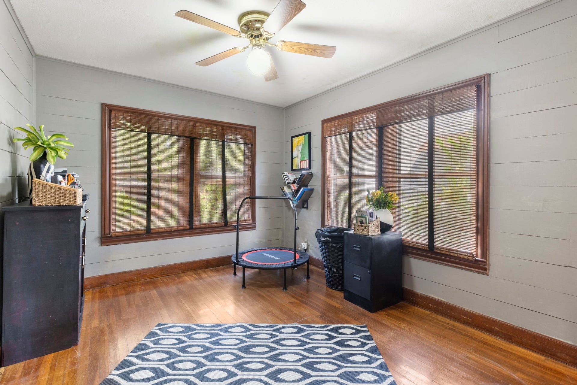 505 Harvard Street, Houston, TX 77007 3rd Bedroom in 1st floor apartment with large walk in closet.
