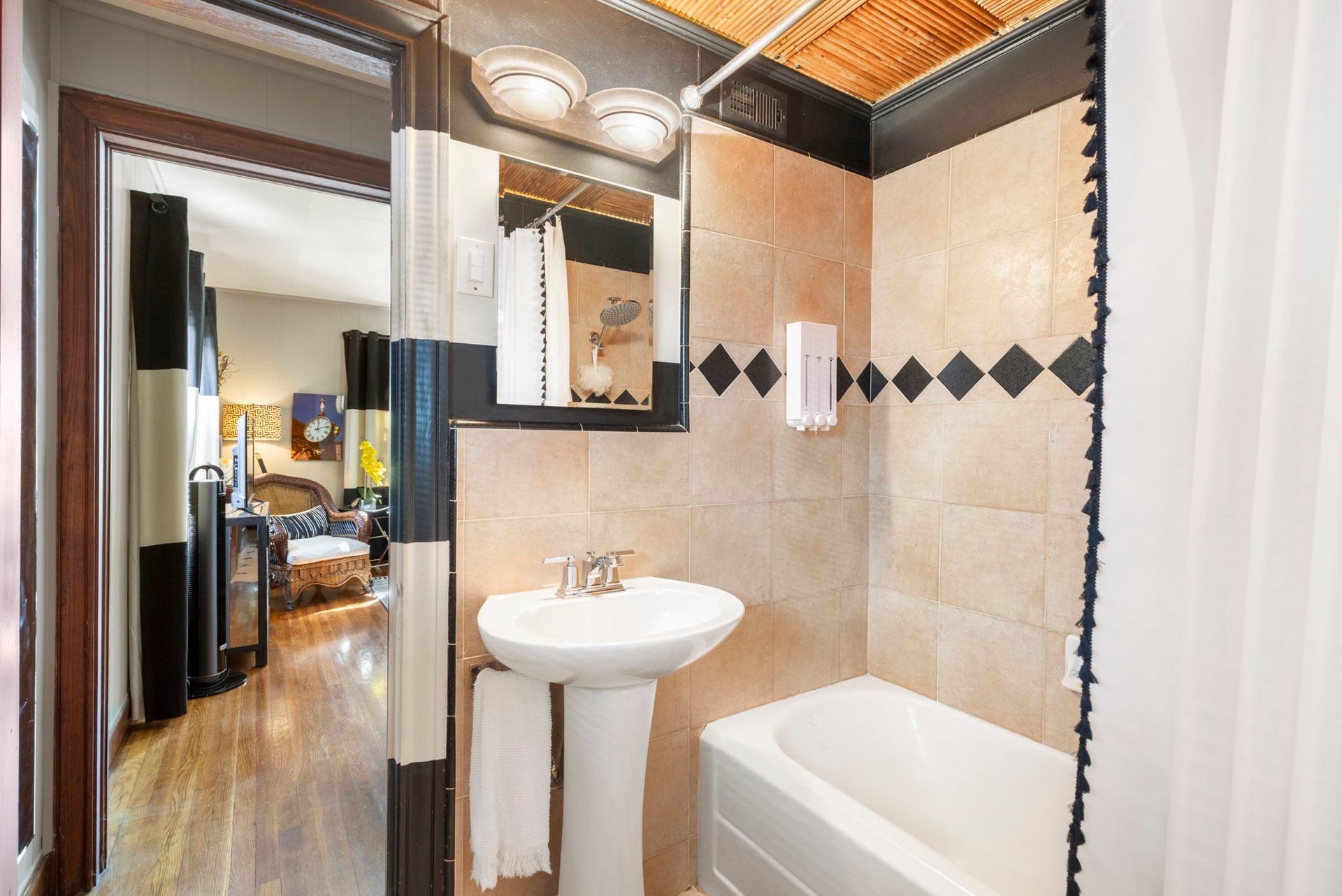 505 Harvard Street, Houston, TX 77007 Primary Bath