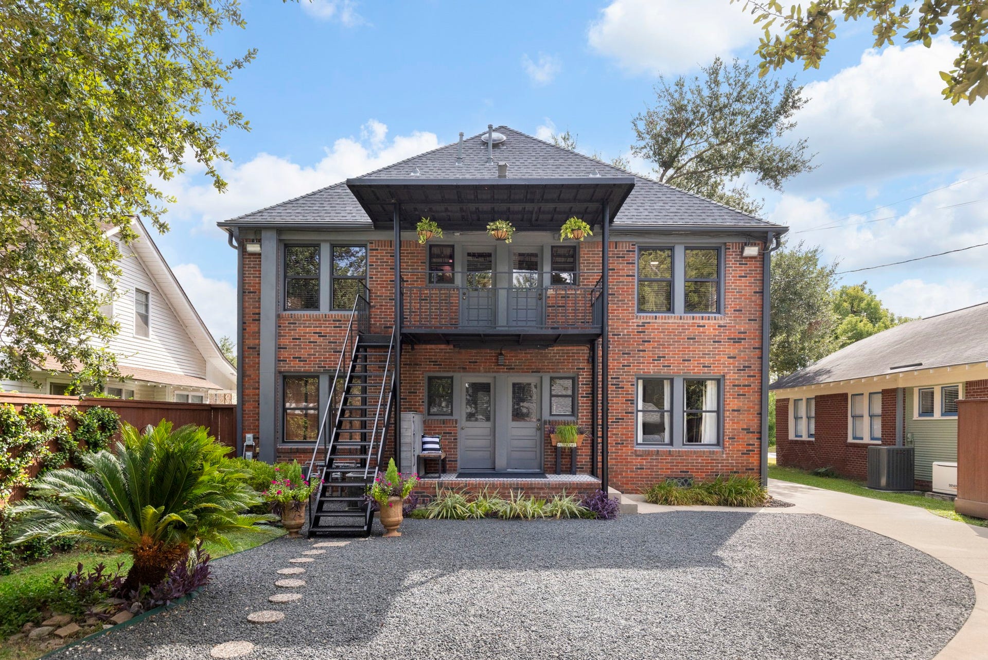 505 Harvard Street, Houston, TX 77007 Both 2nd story apts have access to the balcony.