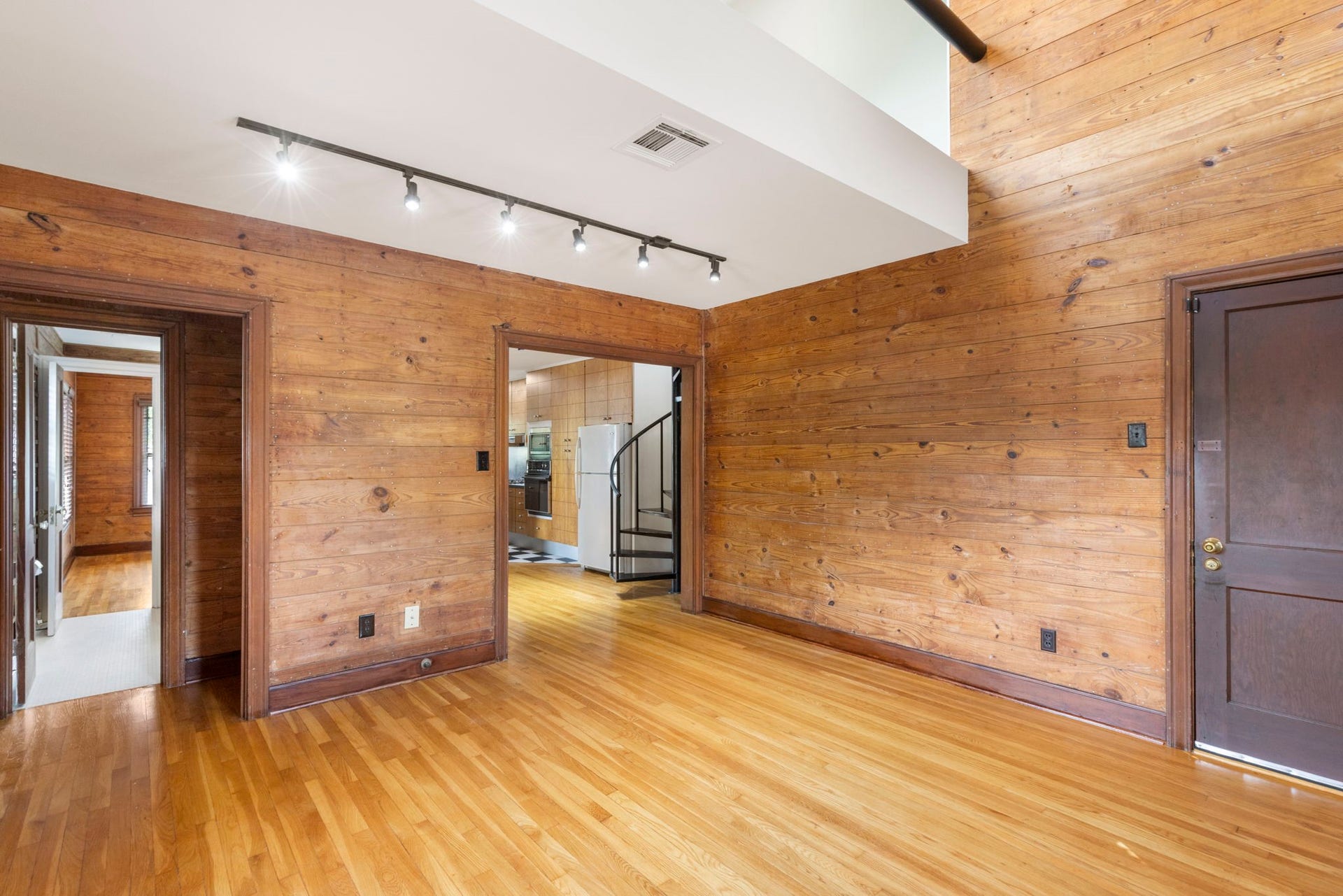 505 Harvard Street, Houston, TX 77007 Left side upstairs apartment spacious living room.