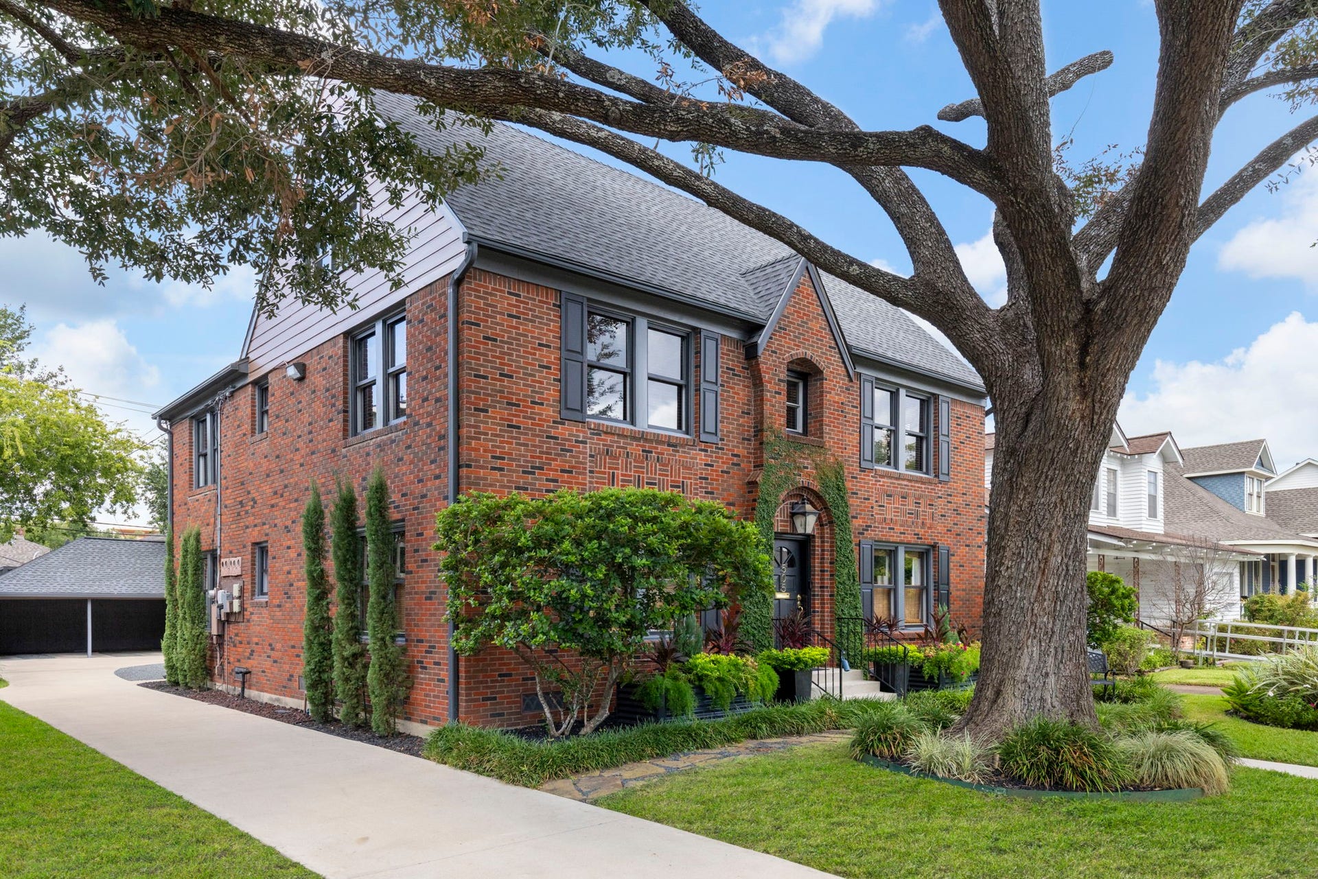 505 Harvard Street, Houston, TX 77007 This meticulously maintained three-story brick historic home features three unique apartments filled with character, custom woodwork, skylights, and distinctive architectural details throughout.