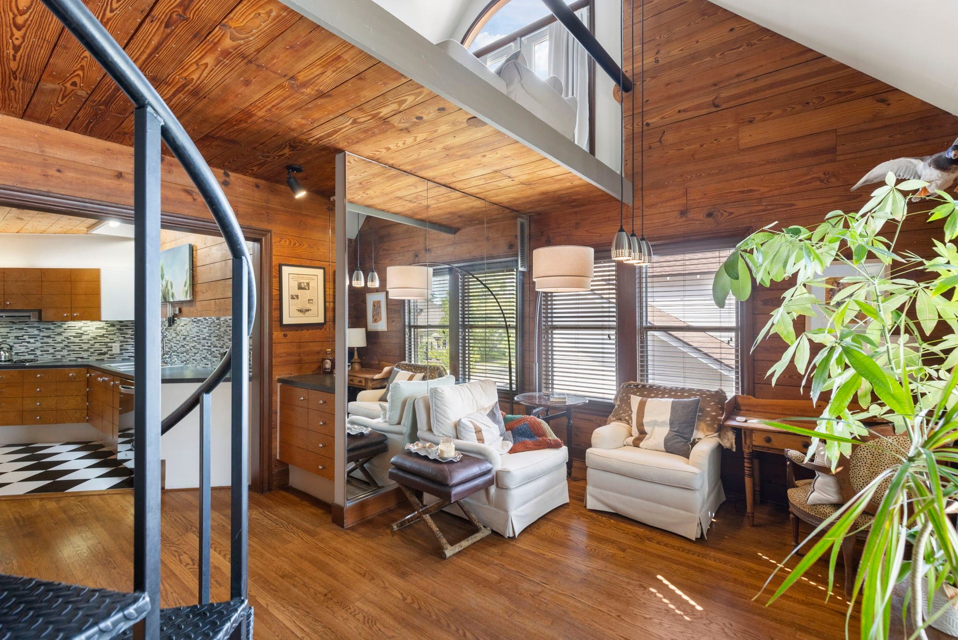 505 Harvard Street, Houston, TX 77007 Right side upstairs tapartment with 1 bedroom, loft, dining room and 1.5 baths.
