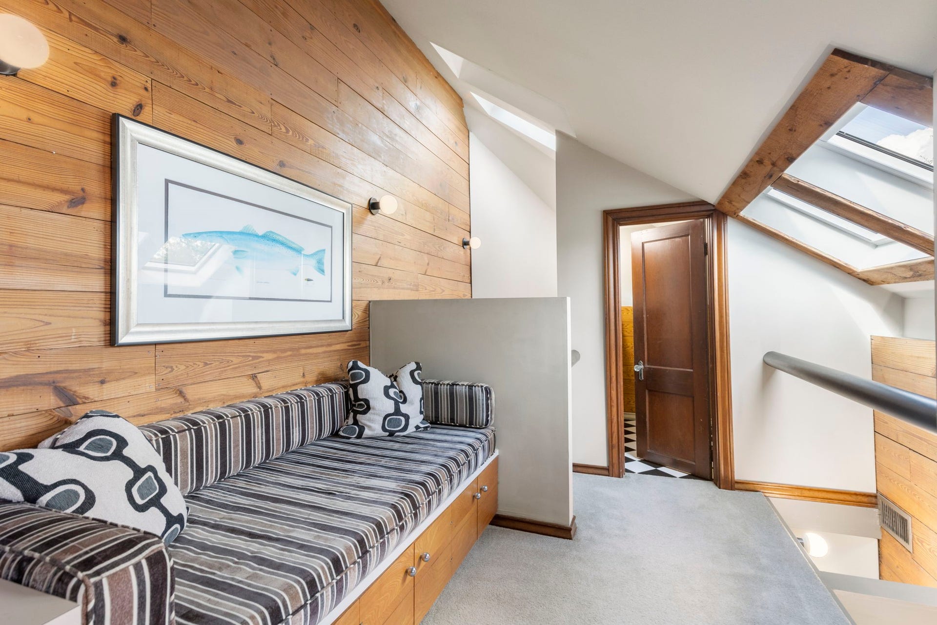 505 Harvard Street, Houston, TX 77007 Beautiful woodwork and skylights with automatic shades.