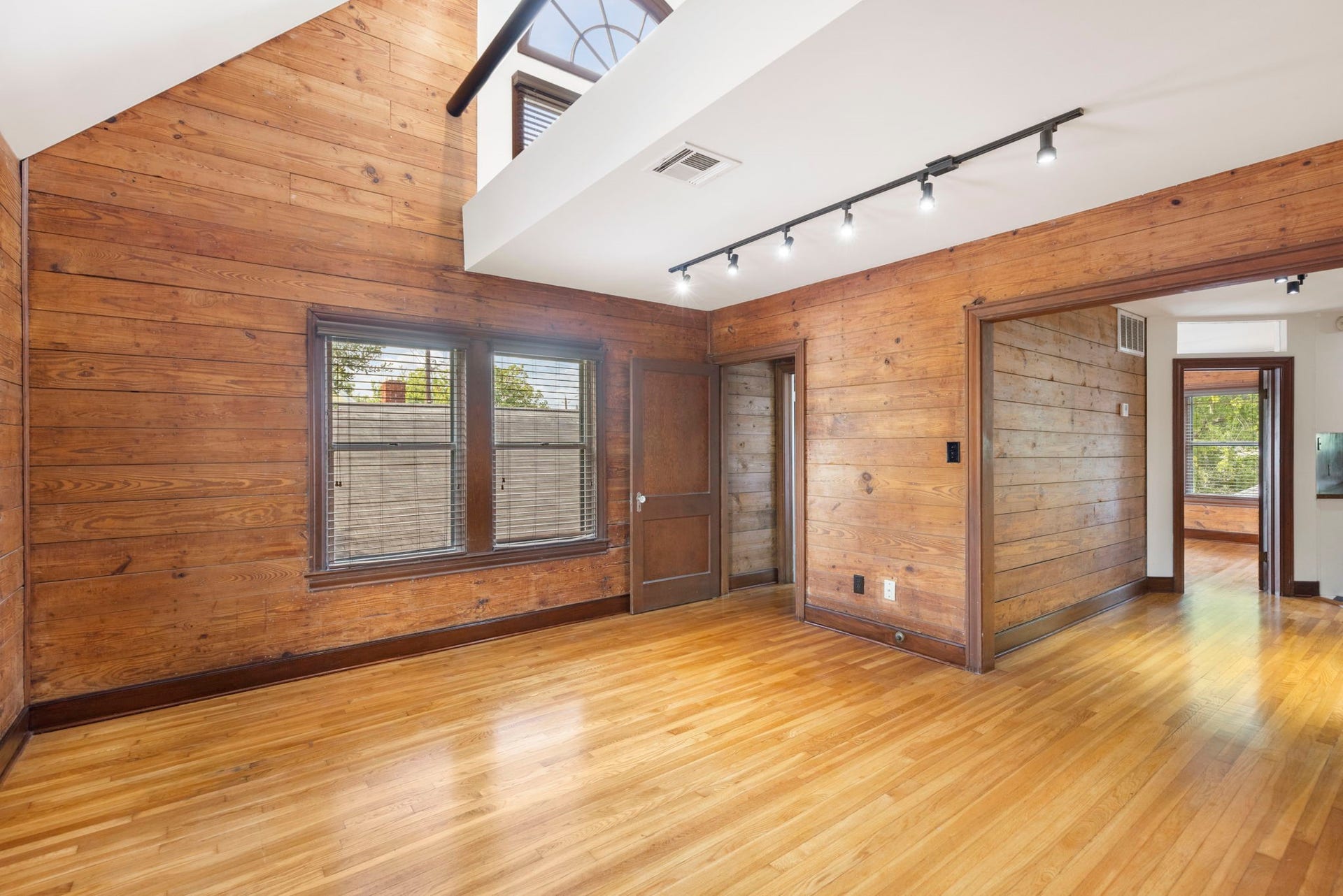 505 Harvard Street, Houston, TX 77007 Left side upstairs apartment spacious living room.