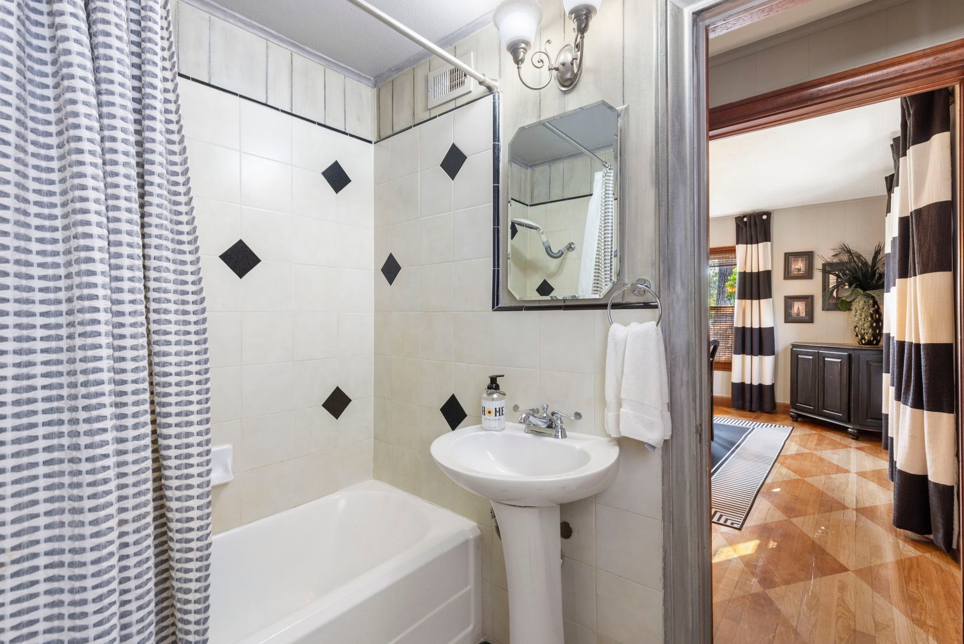 505 Harvard Street, Houston, TX 77007 Guest Bath