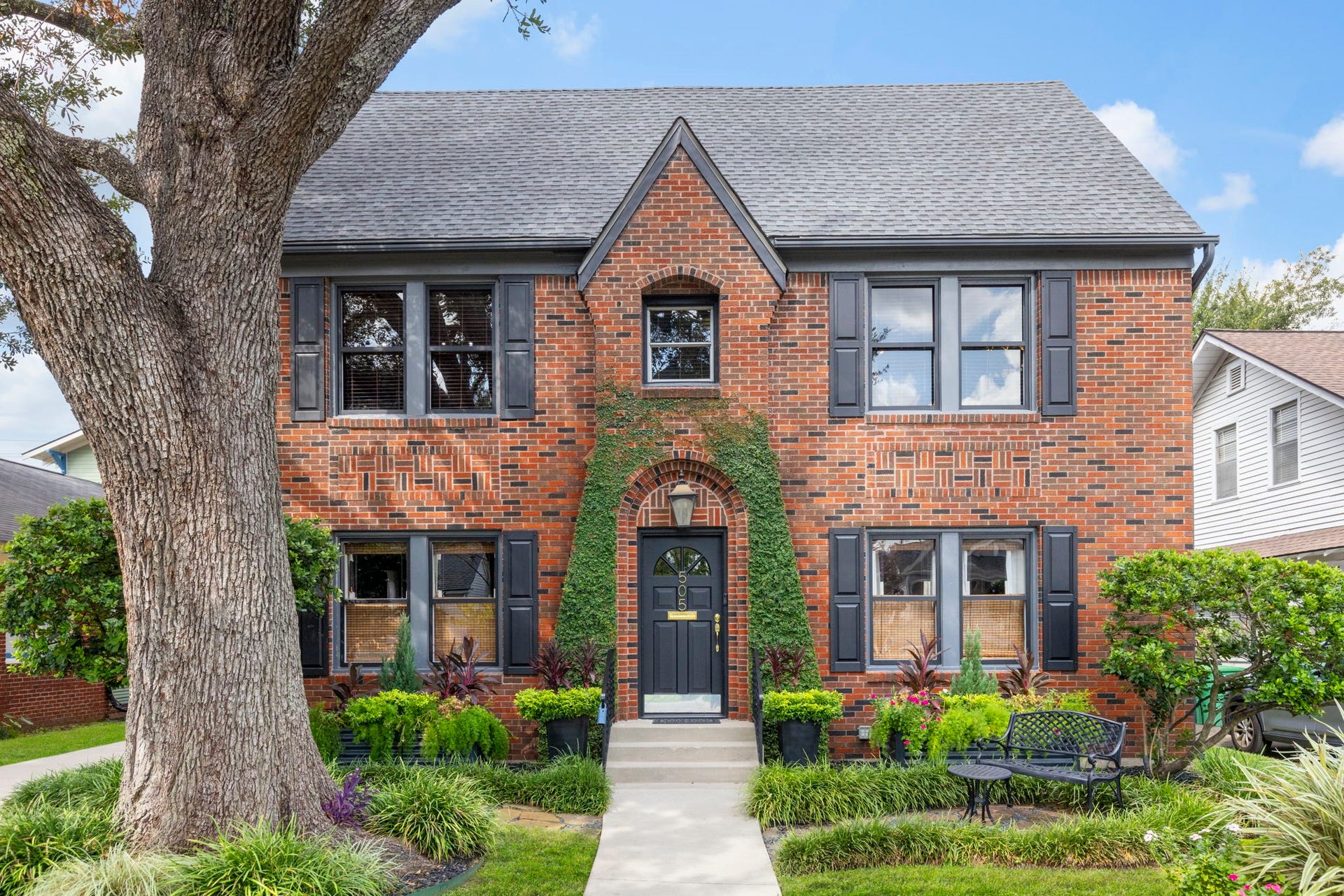 505 Harvard Street, Houston, TX 77007 This meticulously maintained three-story brick historic home features three unique apartments filled with character, custom woodwork, skylights, and distinctive architectural details throughout.