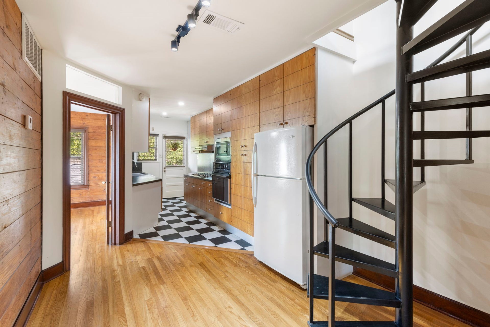 505 Harvard Street, Houston, TX 77007 Left side upstairs apt with spiral staircase leading to Loft.