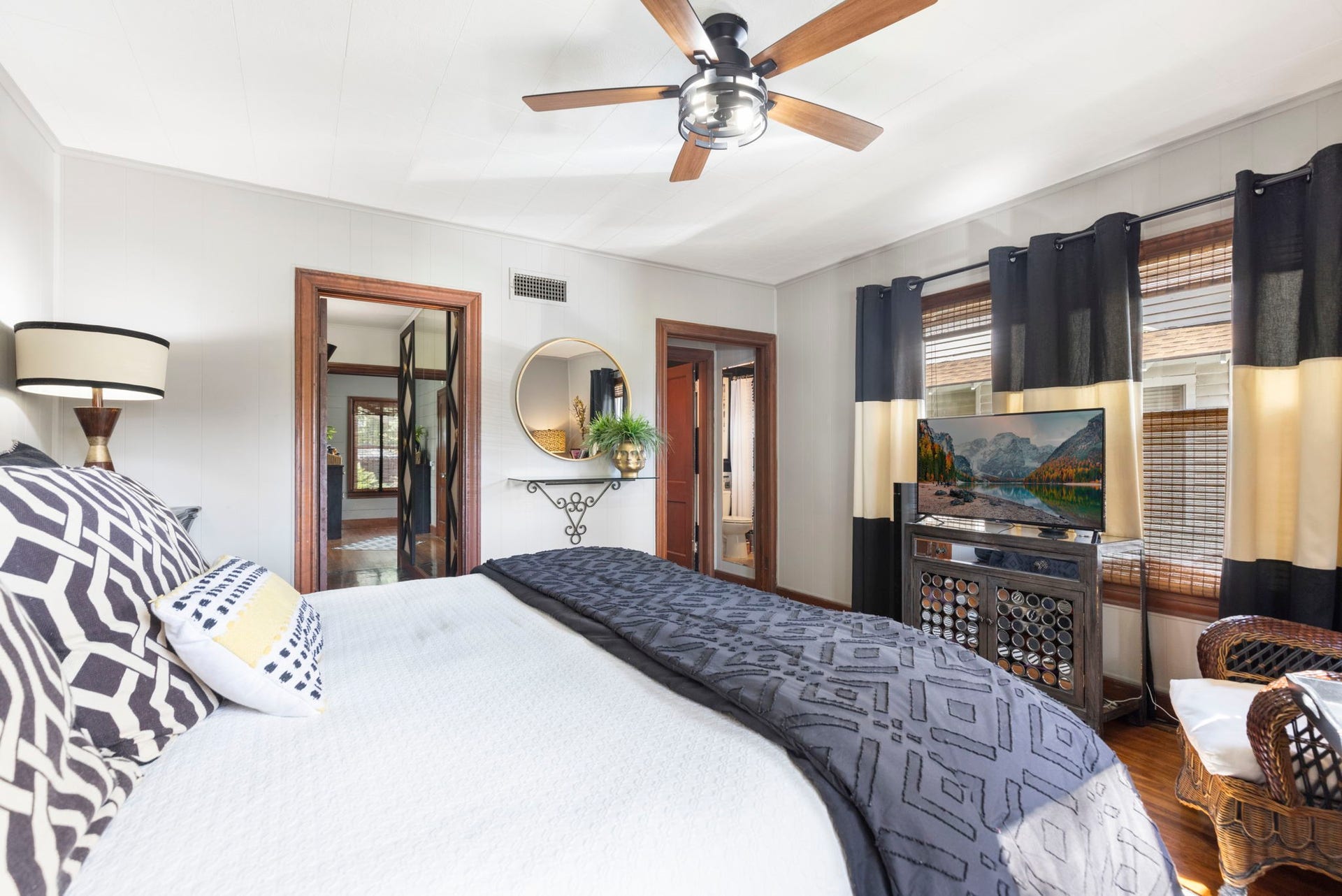 505 Harvard Street, Houston, TX 77007 Primary Bedroom 1st floor apartment.