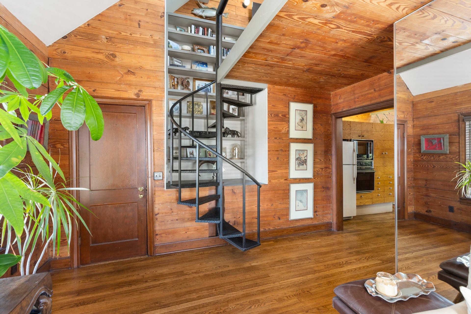 505 Harvard Street, Houston, TX 77007 Right side upstairs tapartment with spiral staircase leading to loft and half bath.