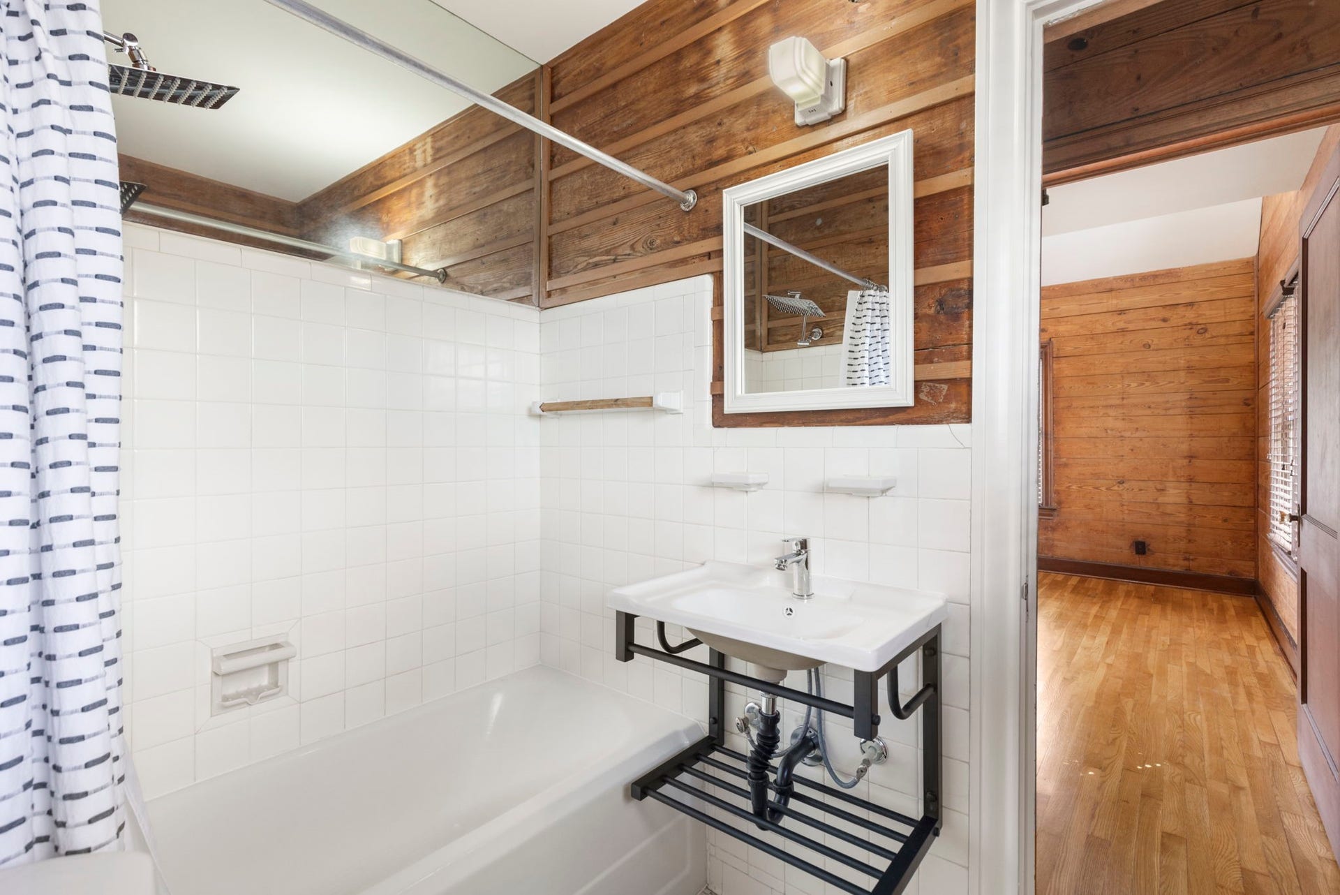 505 Harvard Street, Houston, TX 77007 Left side upstairs apt Bath.