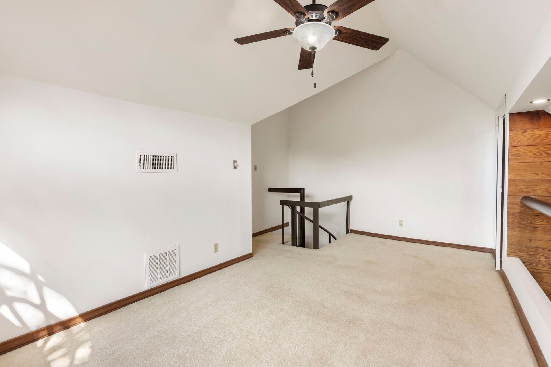 505 Harvard Street, Houston, TX 77007 Left side upstairs apt spacious loft with large closet. Perfect for bedroom or office.
