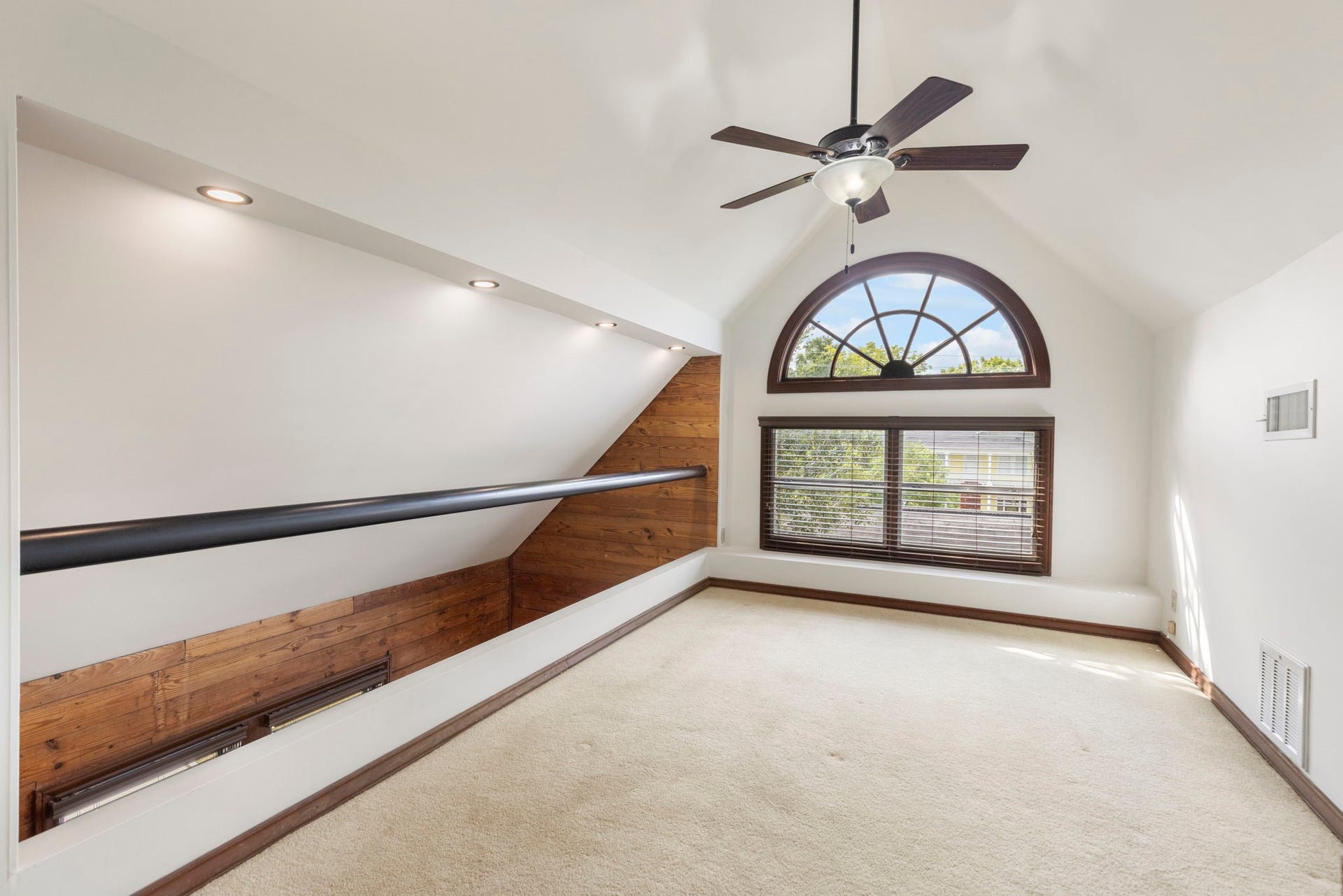 505 Harvard Street, Houston, TX 77007 Left side upstairs apt spacious loft with large closet. Perfect for bedroom or office.