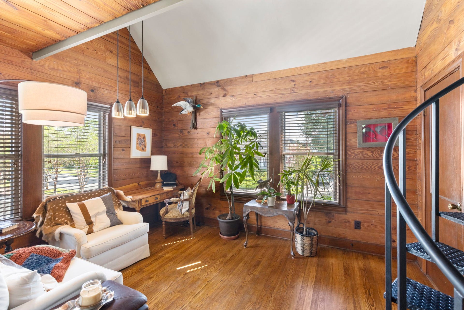 505 Harvard Street, Houston, TX 77007 Right side upstairs tapartment with 1 bedroom, loft, dining room and 1.5 baths.