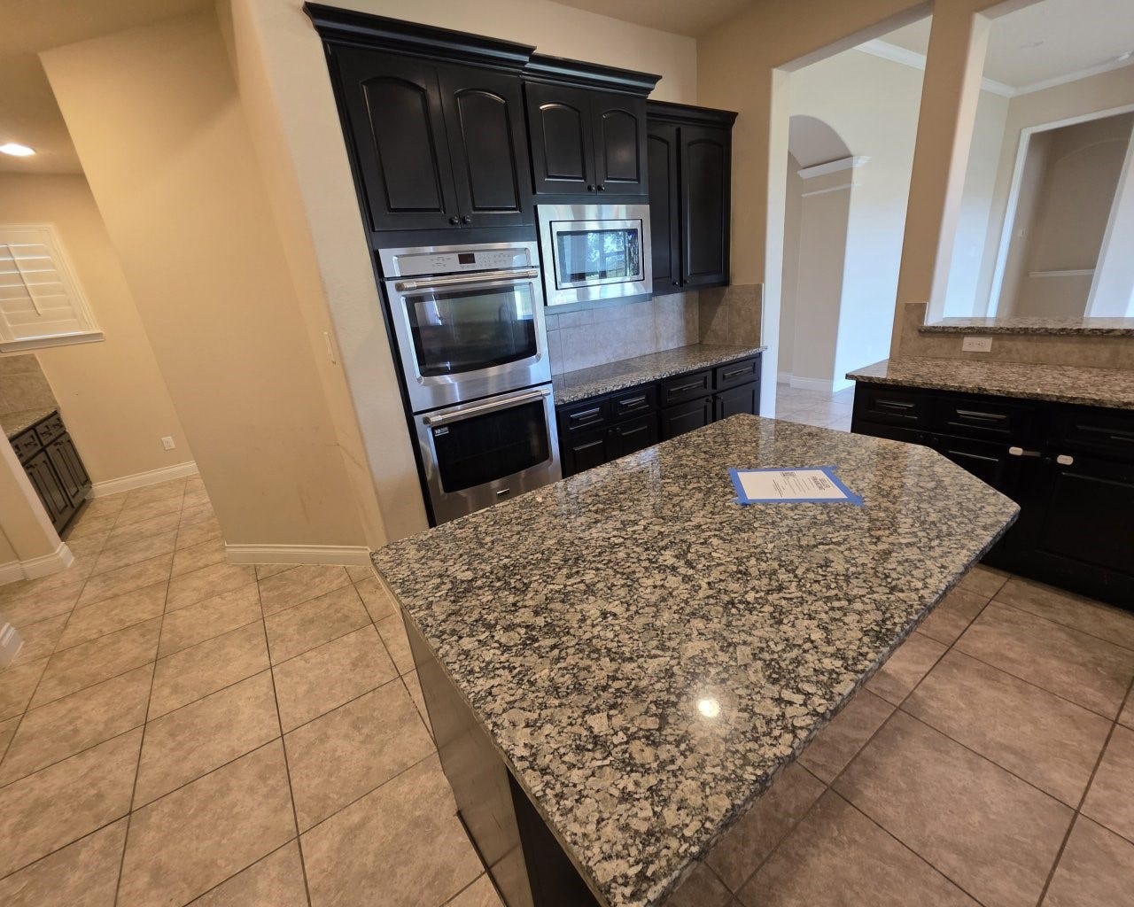 17111 Dewberry Lane, Rosharon, TX 77583 Dual ovens and a breakfast bar island