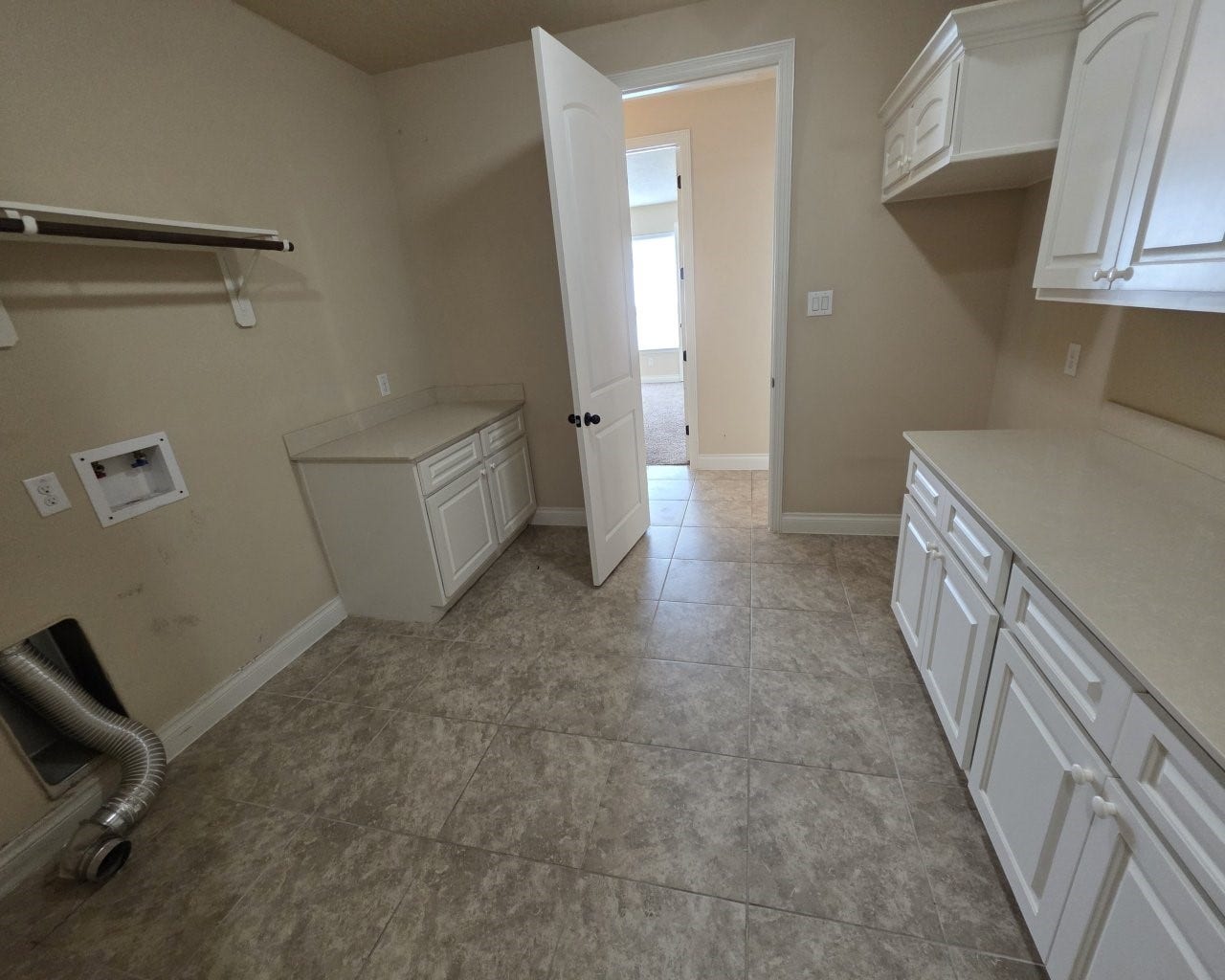 17111 Dewberry Lane, Rosharon, TX 77583 Large laundry room