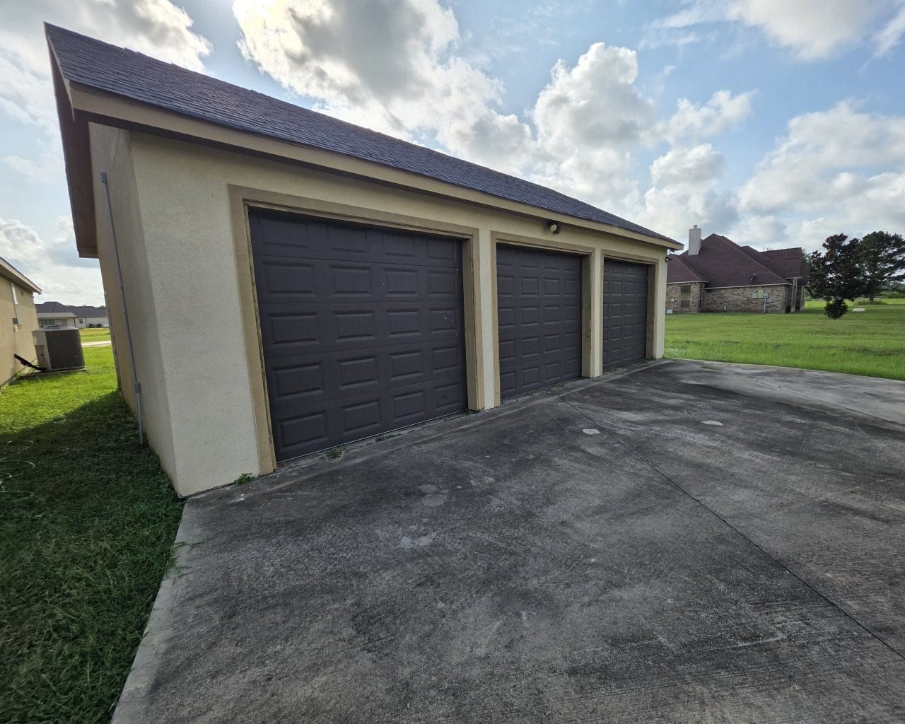 17111 Dewberry Lane, Rosharon, TX 77583 3-car detached garage
