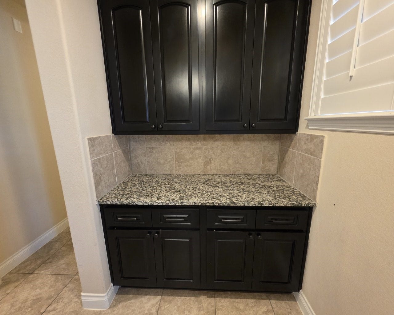 17111 Dewberry Lane, Rosharon, TX 77583 Butler's pantry between the kitchen and dining room