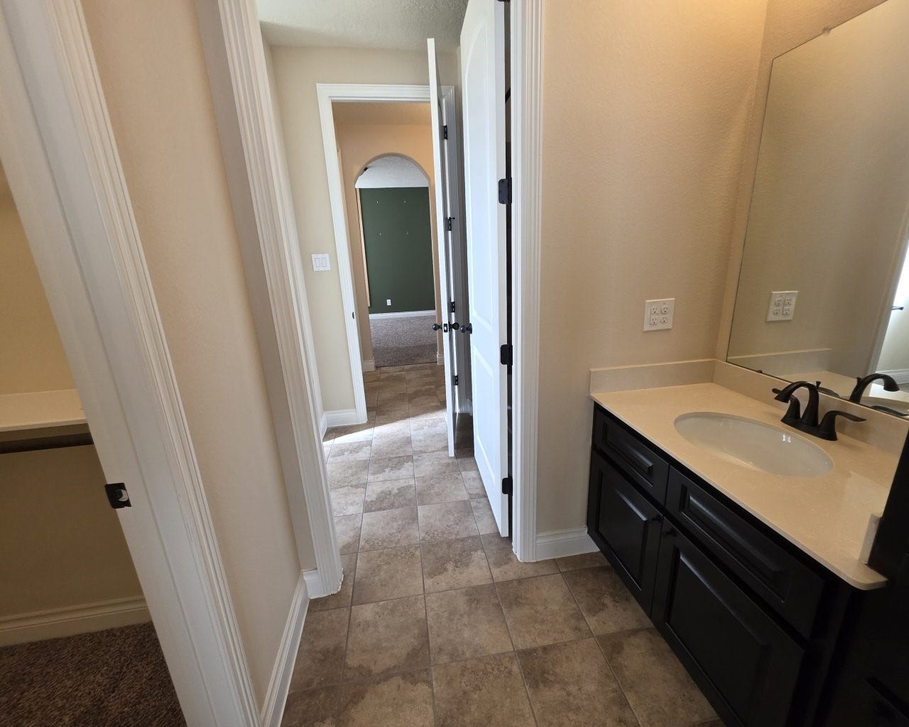 17111 Dewberry Lane, Rosharon, TX 77583 The other side of the Hollywood bath