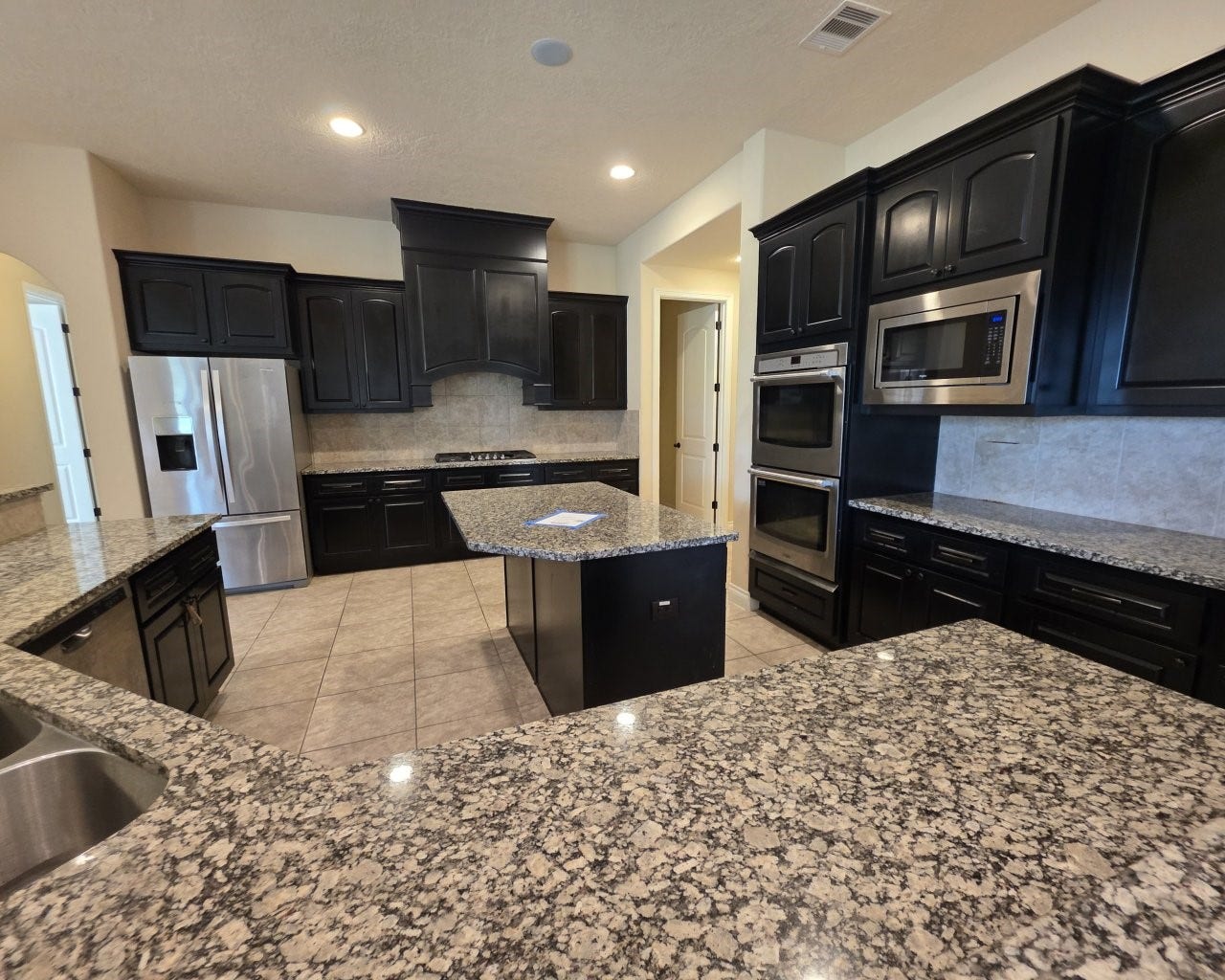 17111 Dewberry Lane, Rosharon, TX 77583 Beautiful kitchen is perfect for entertaining.