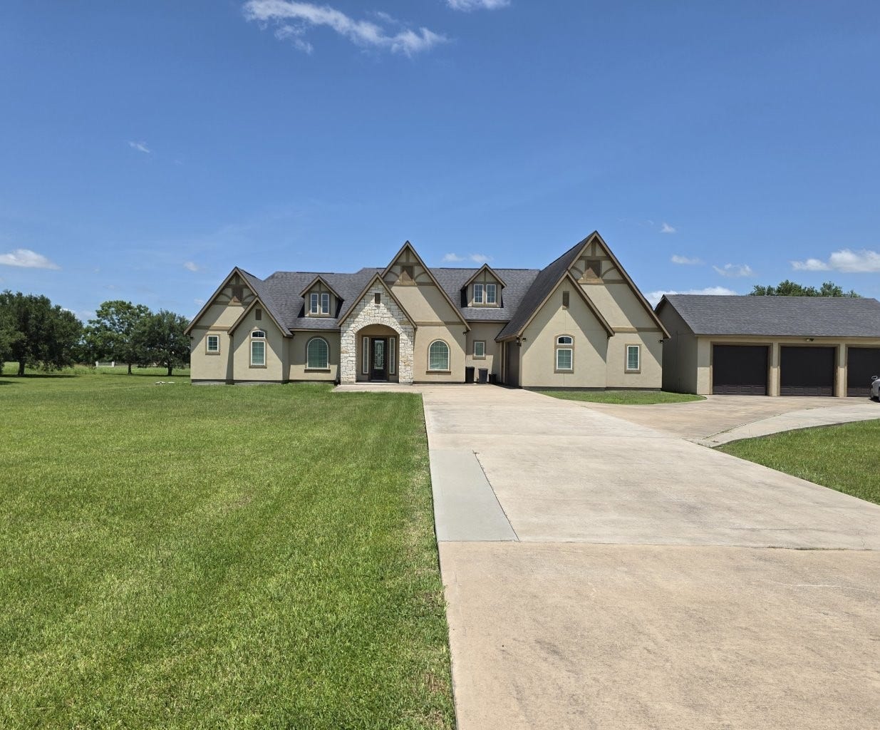 17111 Dewberry Lane, Rosharon, TX 77583 Gorgeous 4-bedroom, 3.5 bath home in a quiet, country community