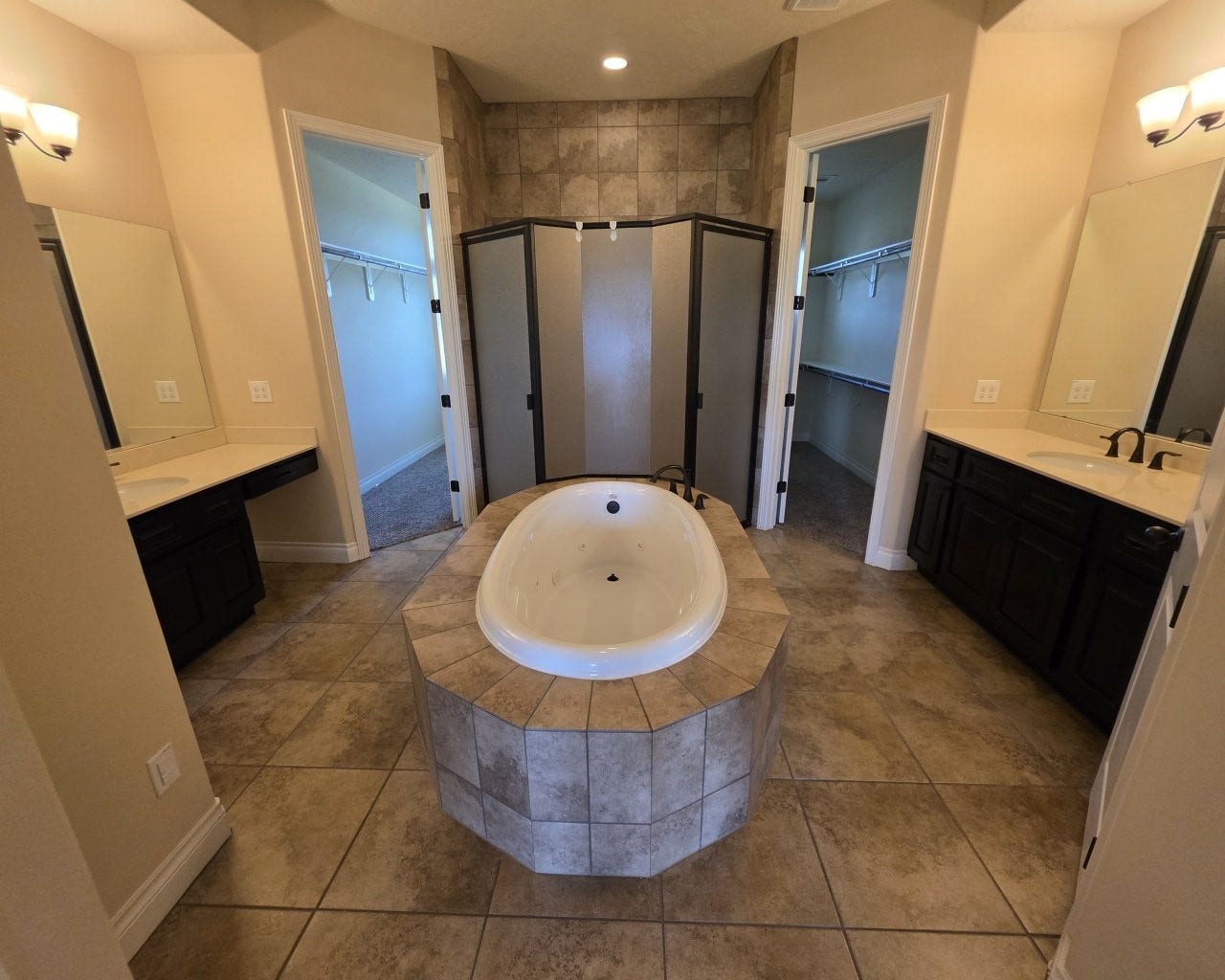 17111 Dewberry Lane, Rosharon, TX 77583 Primary bath with garden tub