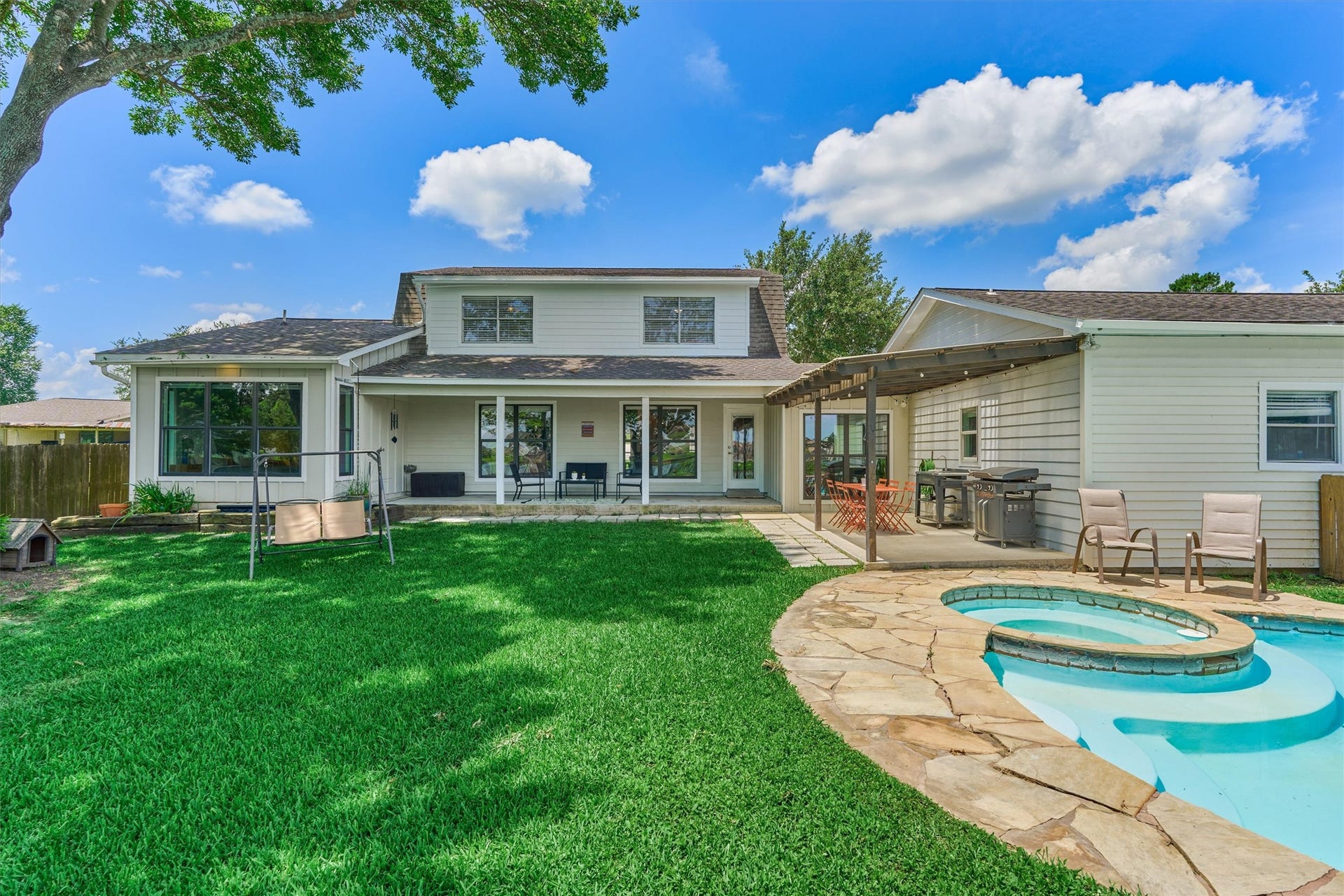 438 Lazy Lane, Montgomery, TX 77356 A home designed for beautiful views and functionality.