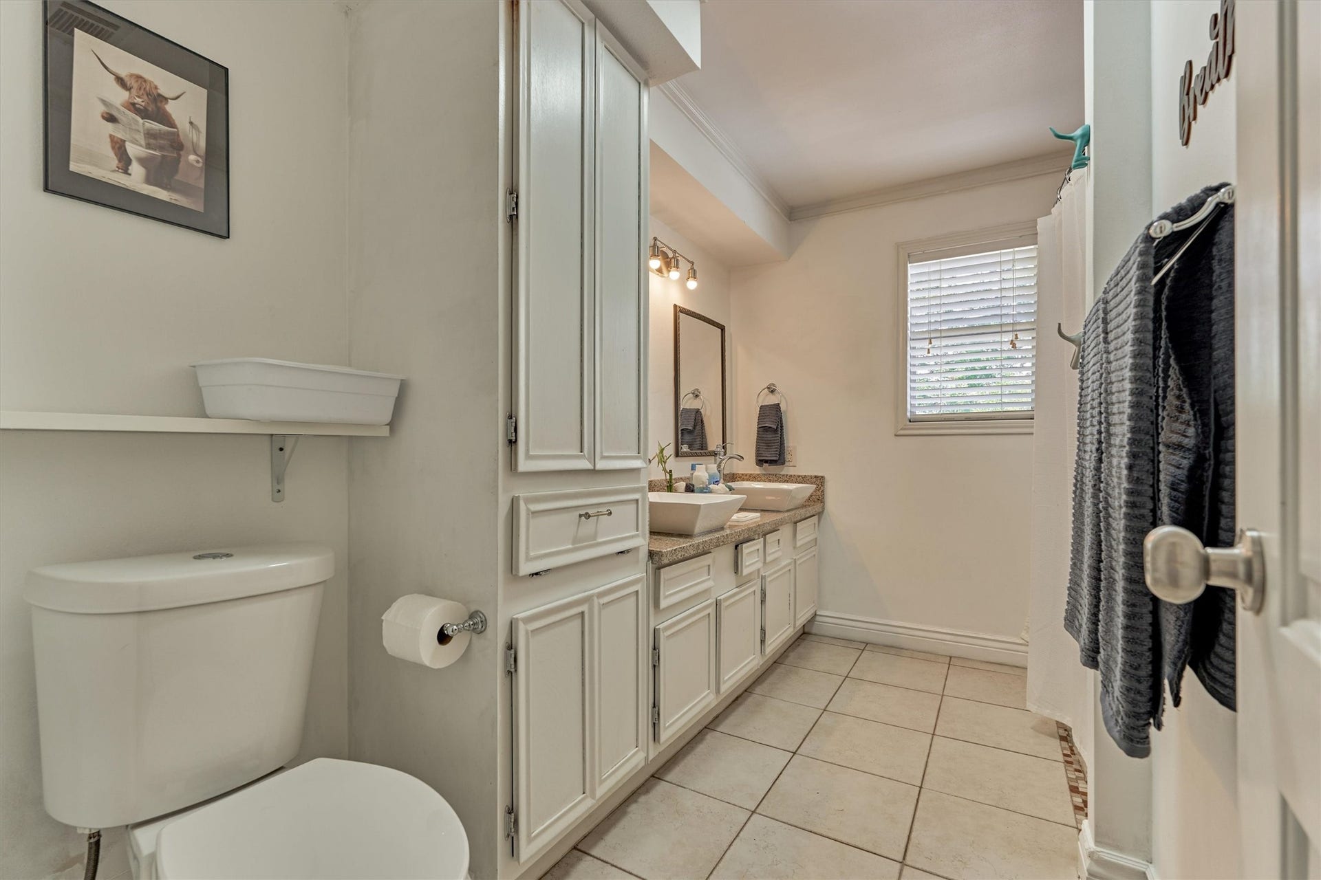 438 Lazy Lane, Montgomery, TX 77356 A beautifully updated bathroom serves for secondary use.
