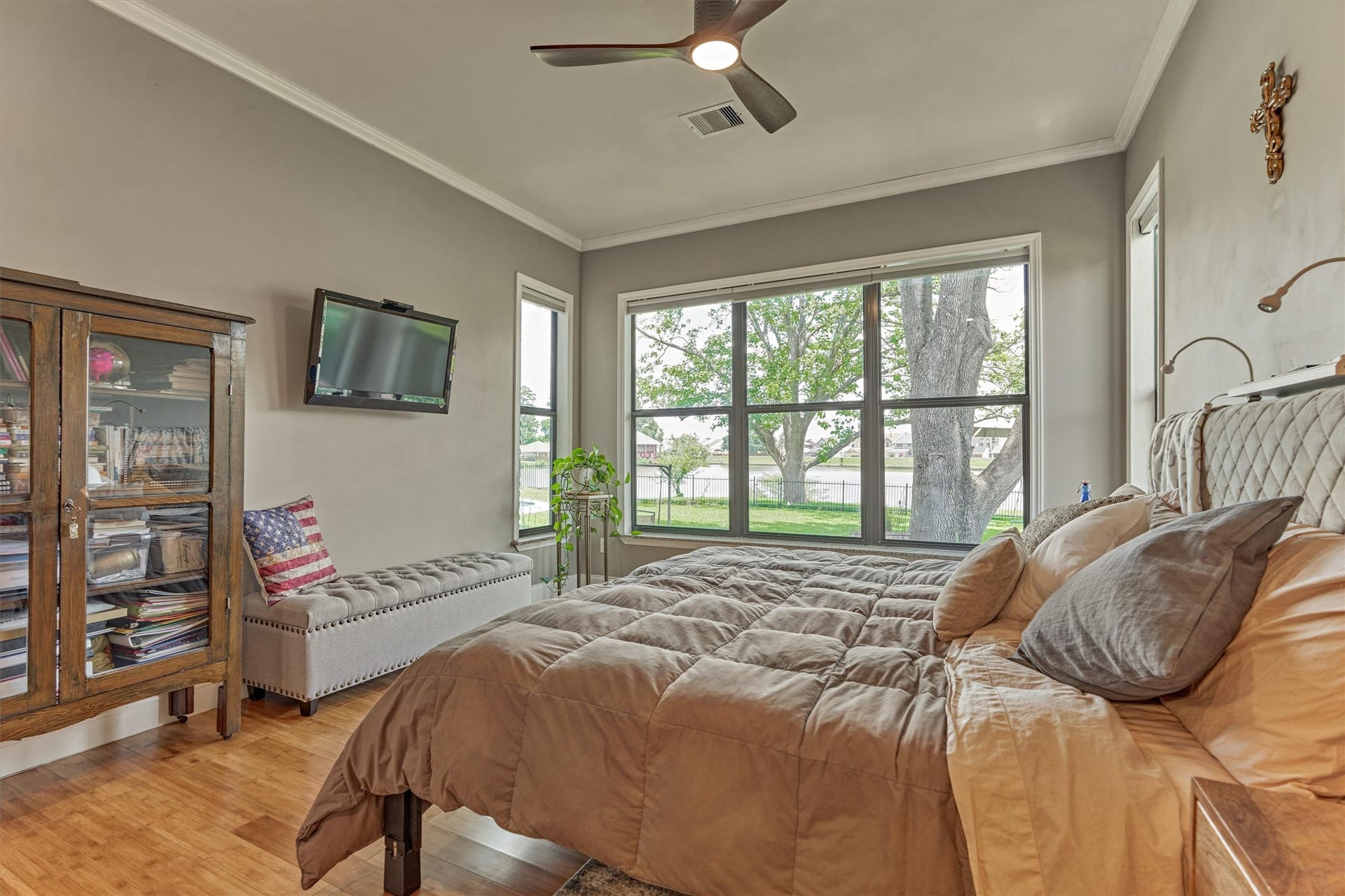 438 Lazy Lane, Montgomery, TX 77356 The wall of windows allow views of the serene waterfront backyard.