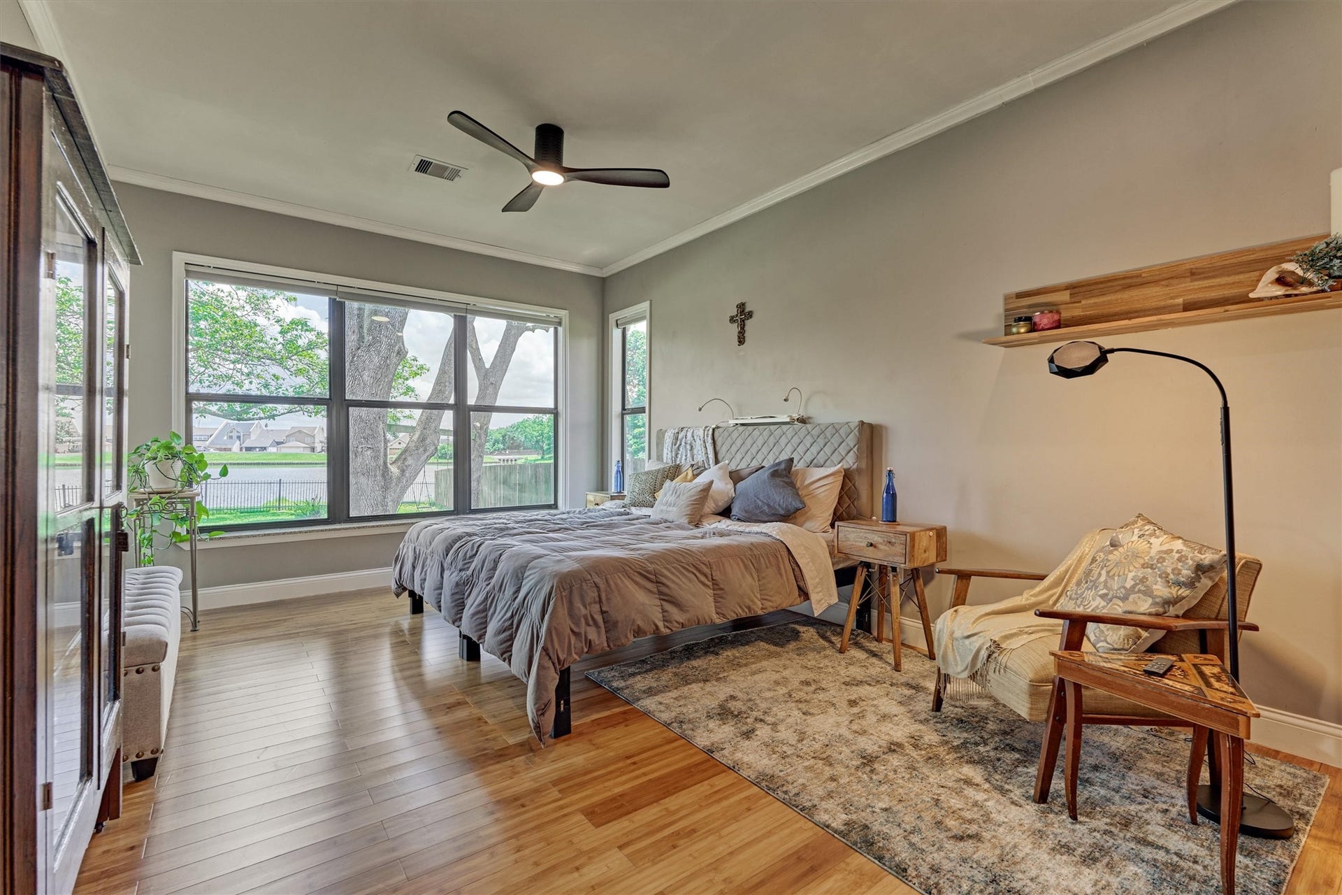 438 Lazy Lane, Montgomery, TX 77356 The primary suite located on the first floor offers a rich bamboo flooring and neutral tones.